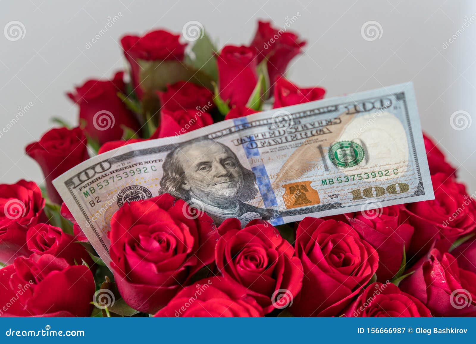 Un Ramo De Rosas Rojas Y Un Billete De Cien DÃ³lares Imagen de archivo -  Imagen de pagar, adulto: 156666987