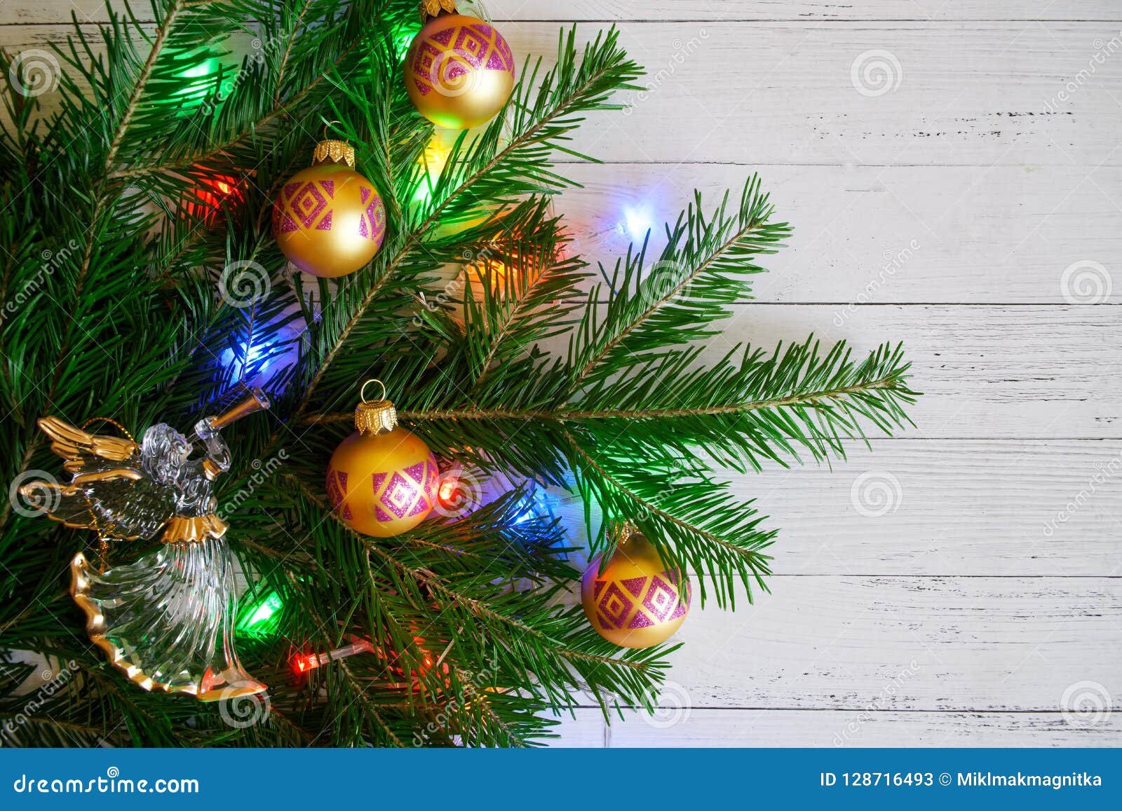 Luci Albero Di Natale Ramo Per Ramo Un Ramo Dell'albero Di Natale Decorato Con I Giocattoli E Le Luci
