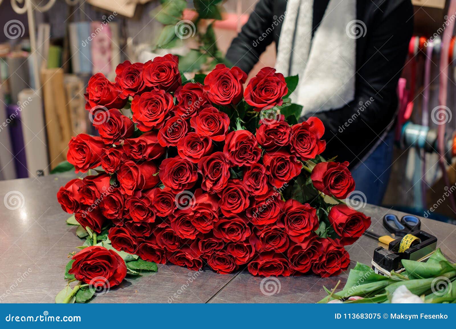 Un Ramo Enorme De Rosas Rojas Que Mienten En La Tabla Imagen de archivo -  Imagen de ramo, catorce: 113683075