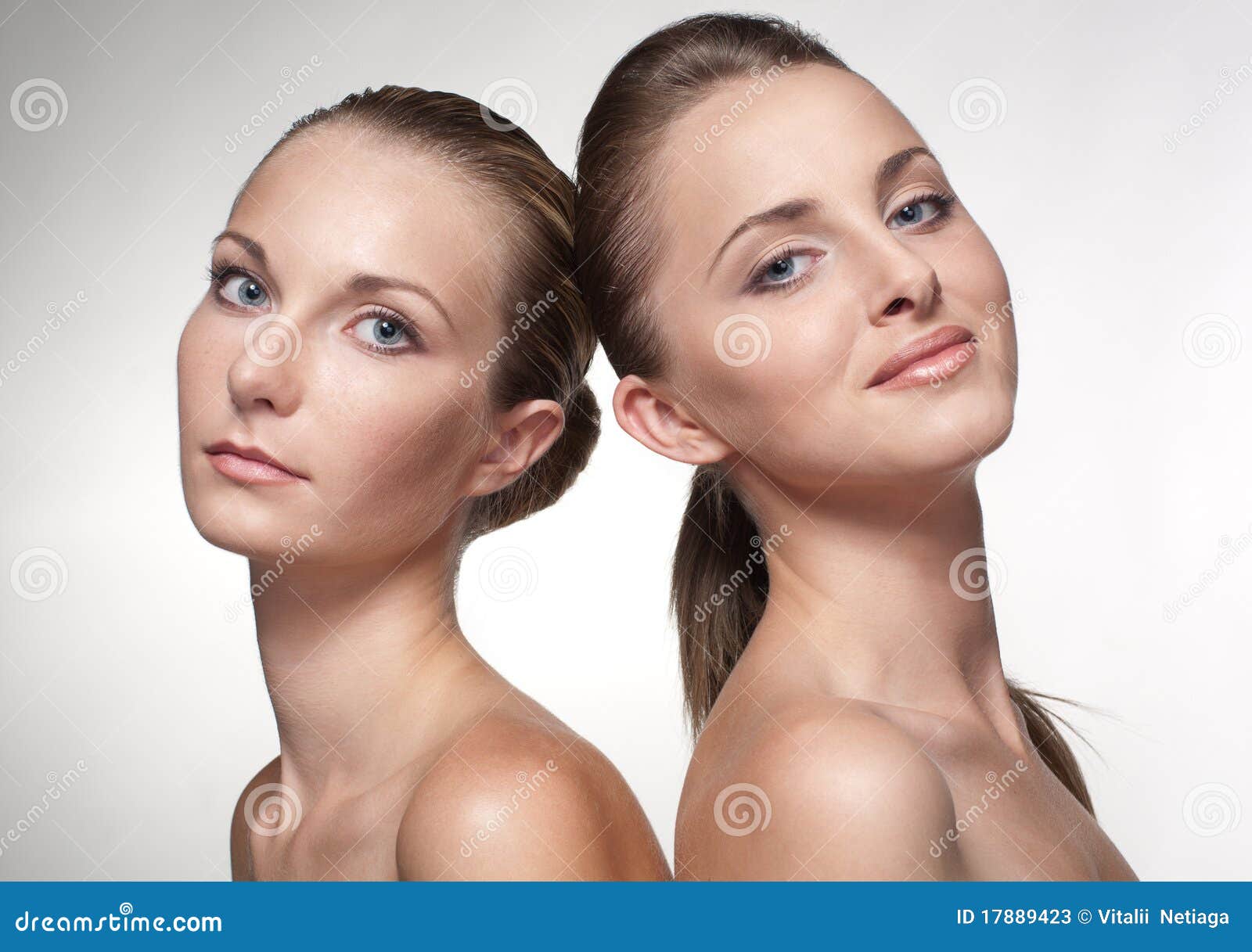 Un ritratto di due ragazze caucasiche sexy con i bei occhi azzurri