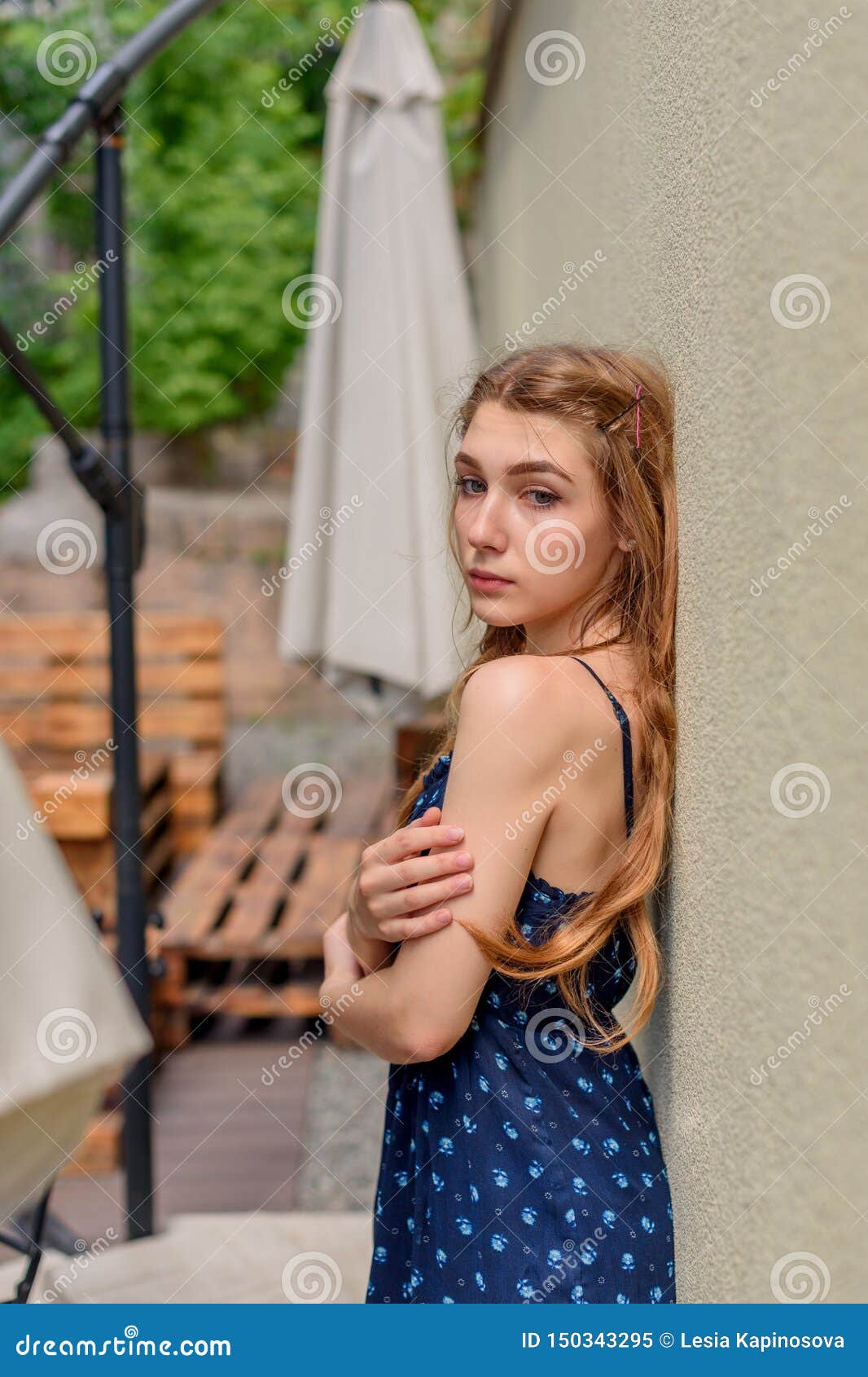 Un ritratto di una ragazza affascinante con capelli giusti ricci in un vestito giallo Modo, bellezza