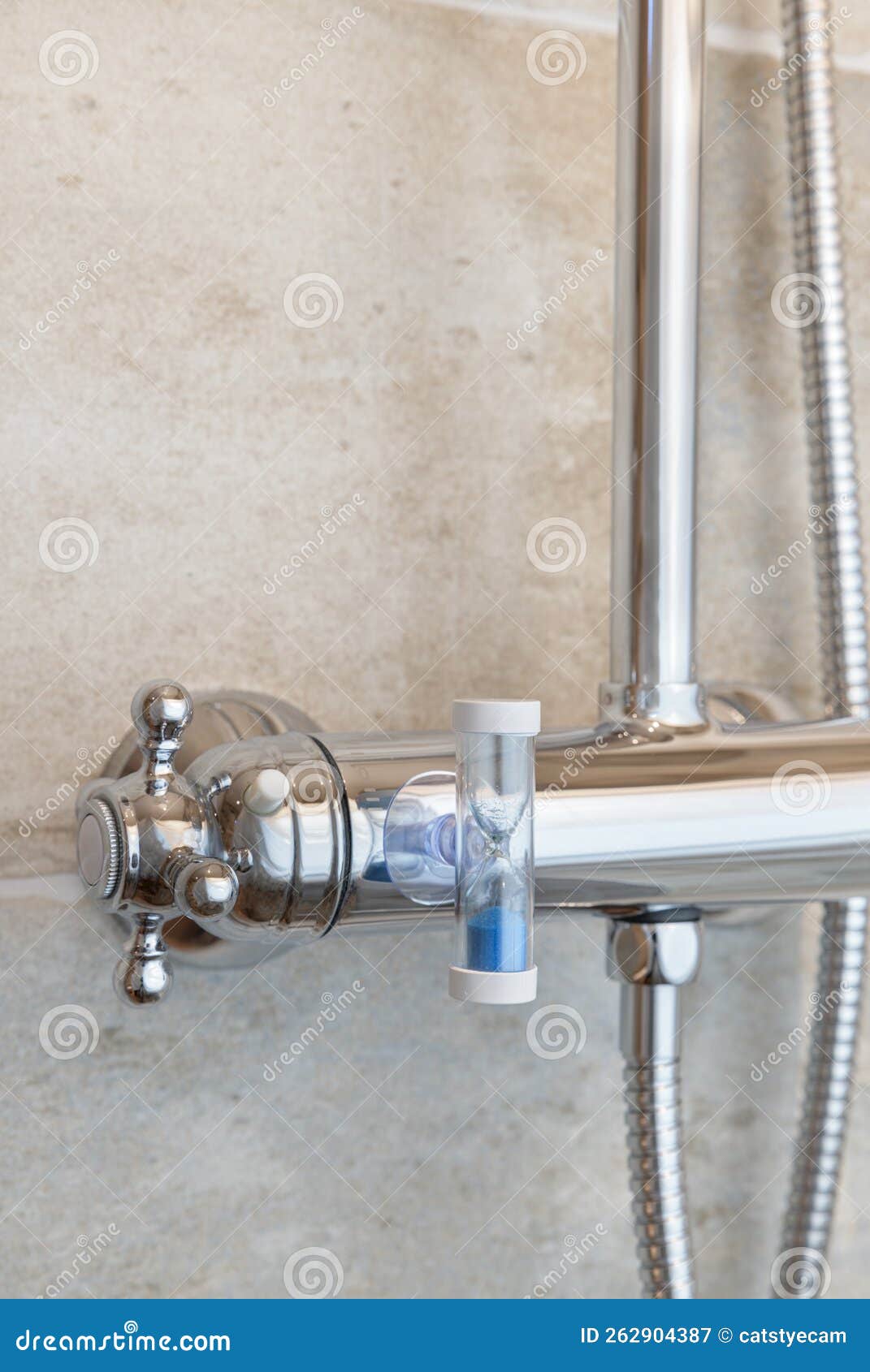 Un Robinet De Douche Avec Sablier Fixé Pour économiser L'énergie Et L'eau  Image stock - Image du hygiène, luxe: 262904387