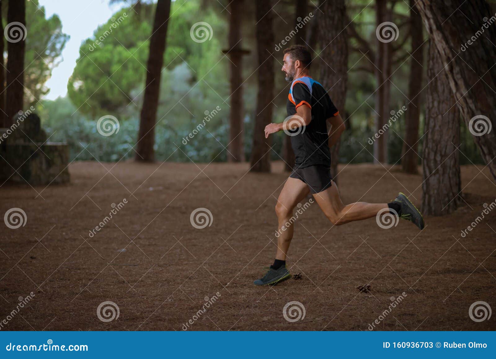 Course à Pied Et Flou De L'homme En Forêt Pour Un Entraînement