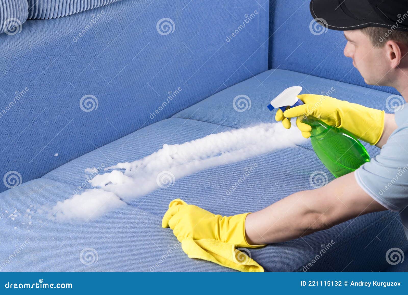 Un Servicio De Limpieza Aplica Un Limpiador De Tapicería De Sofá Foto de  archivo - Imagen de higiene, servicio: 221115132
