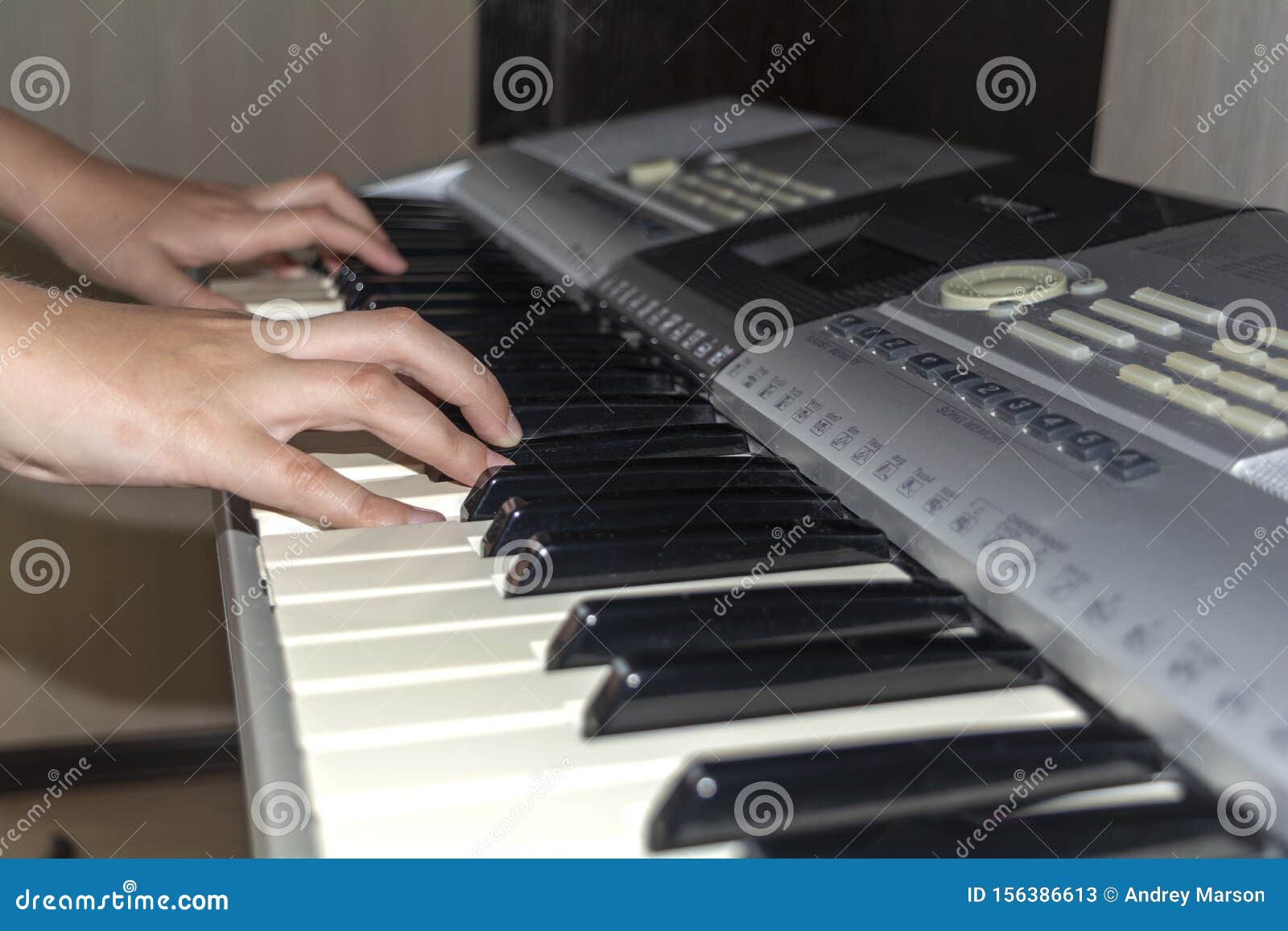Un Sintetizador O Un Piano Electrónico Tocando Las Manos De Los Niños. Educación Musical Para Niños En La Escuela De Música Imagen de archivo - Imagen de niño, clave: 156386613