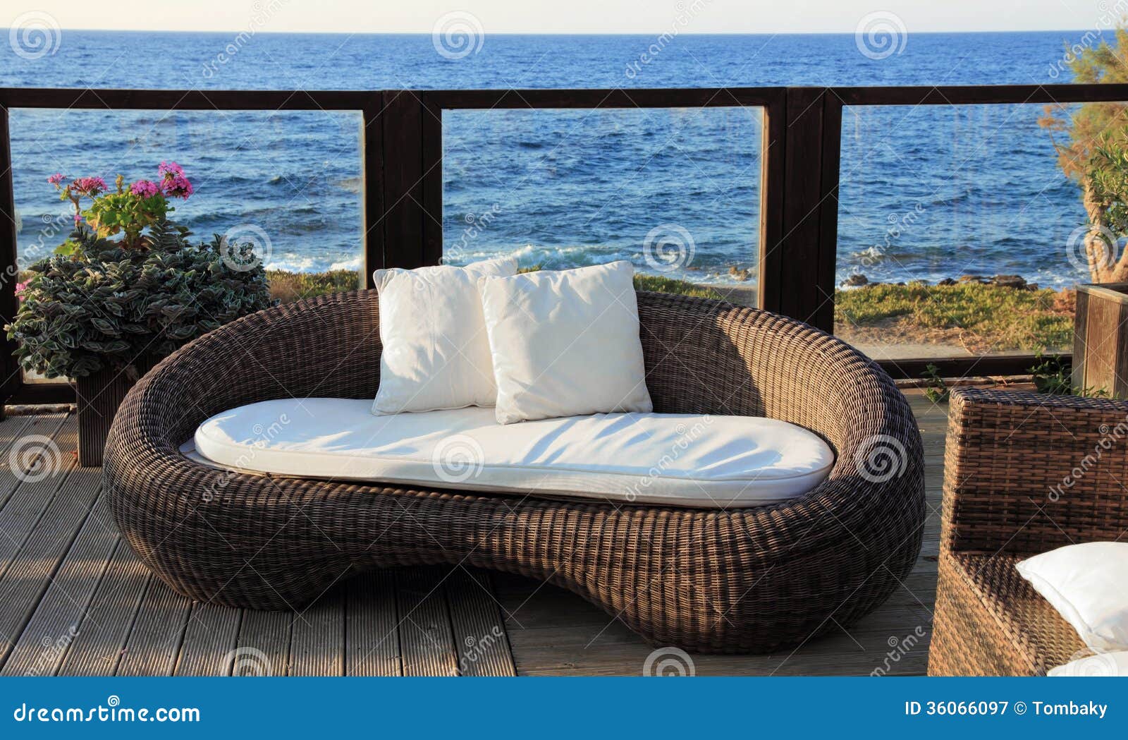 Un Sofá De Mimbre Moderno Del Jardín Imagen de archivo Imagen de