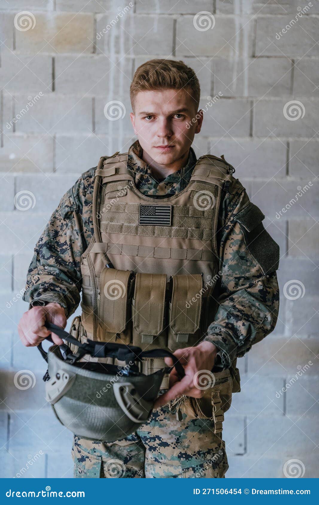 Un Soldat En Uniforme Se Tient Devant Un Mur En Pierre En Tenue De