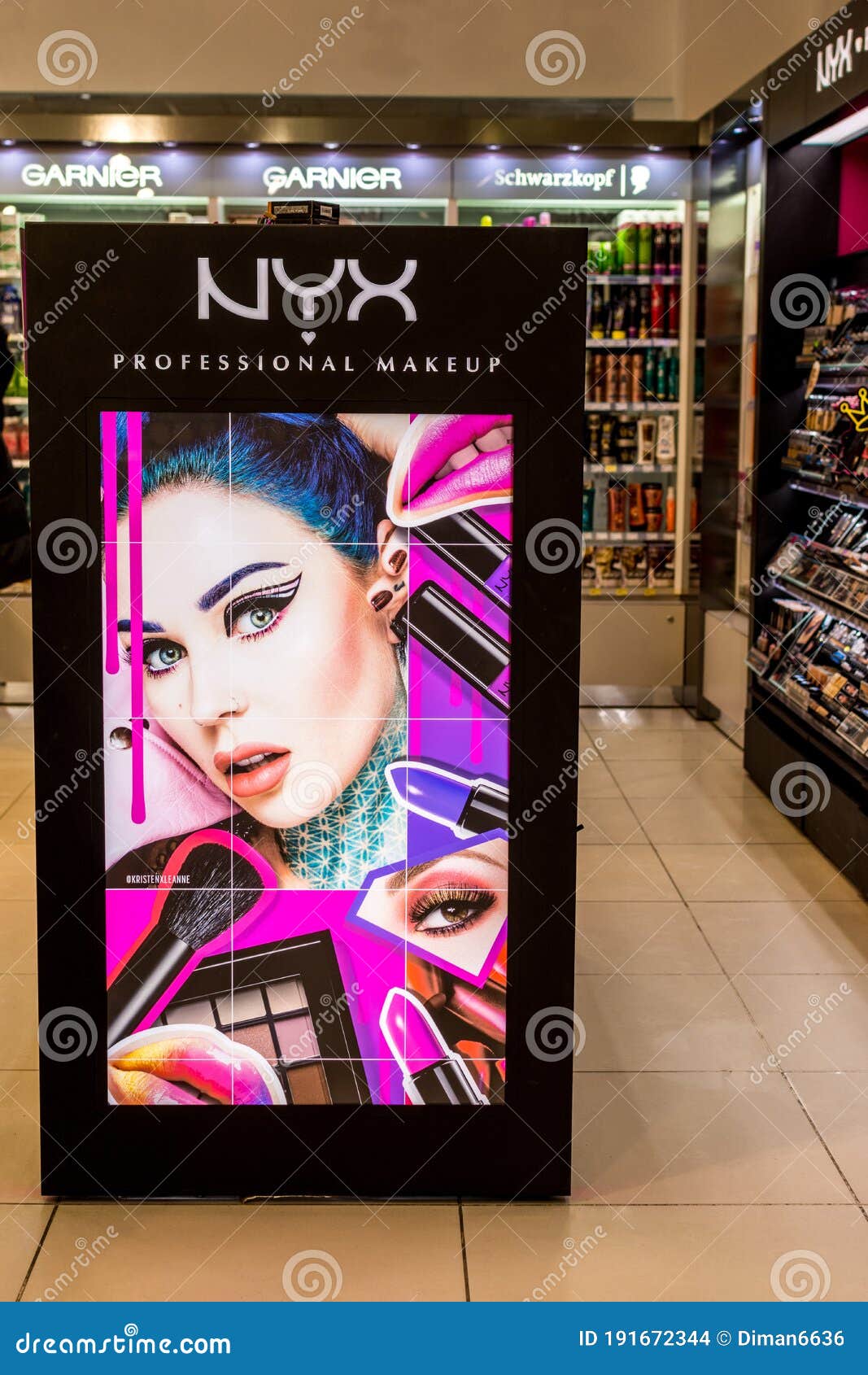 Un Stand Con Cosméticos Profesionales Nyx Que Representan a Una Chica Con Maquillaje En Una Tienda De Un Centro Comercial En Rusia Imagen de archivo editorial - Imagen de adentro, muchacha: 191672344 Un Stand Con Cosméticos Profesionales Nyx Que Representan a Una Chica Con Maquillaje En Una Tienda De Un Centro Comercial En Rusia Imagen de archivo editorial - Imagen de adentro, muchacha: 191672344