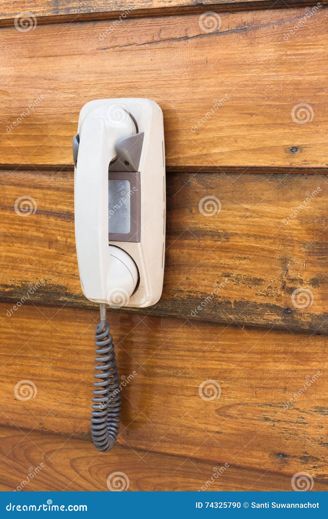 Un Téléphone Plus Ancien Accrochant Sur Le Mur Photo stock - Image