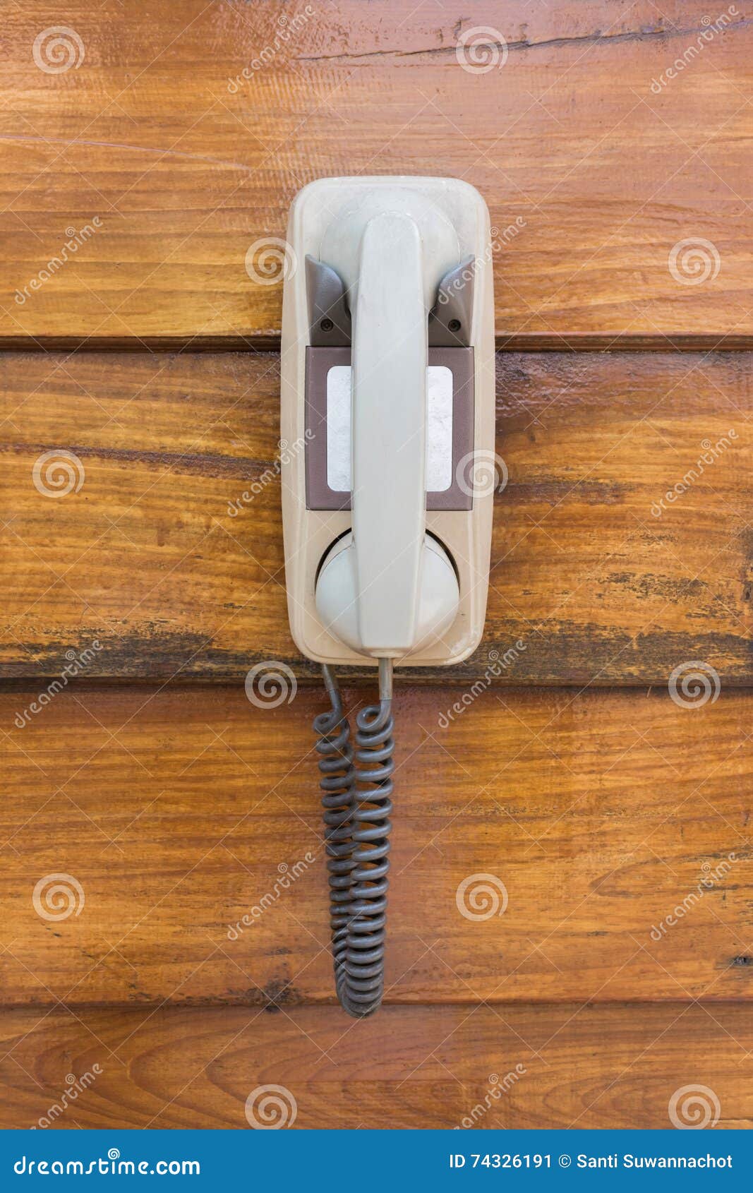Un Téléphone Plus Ancien Accrochant Sur Le Mur Photo stock - Image