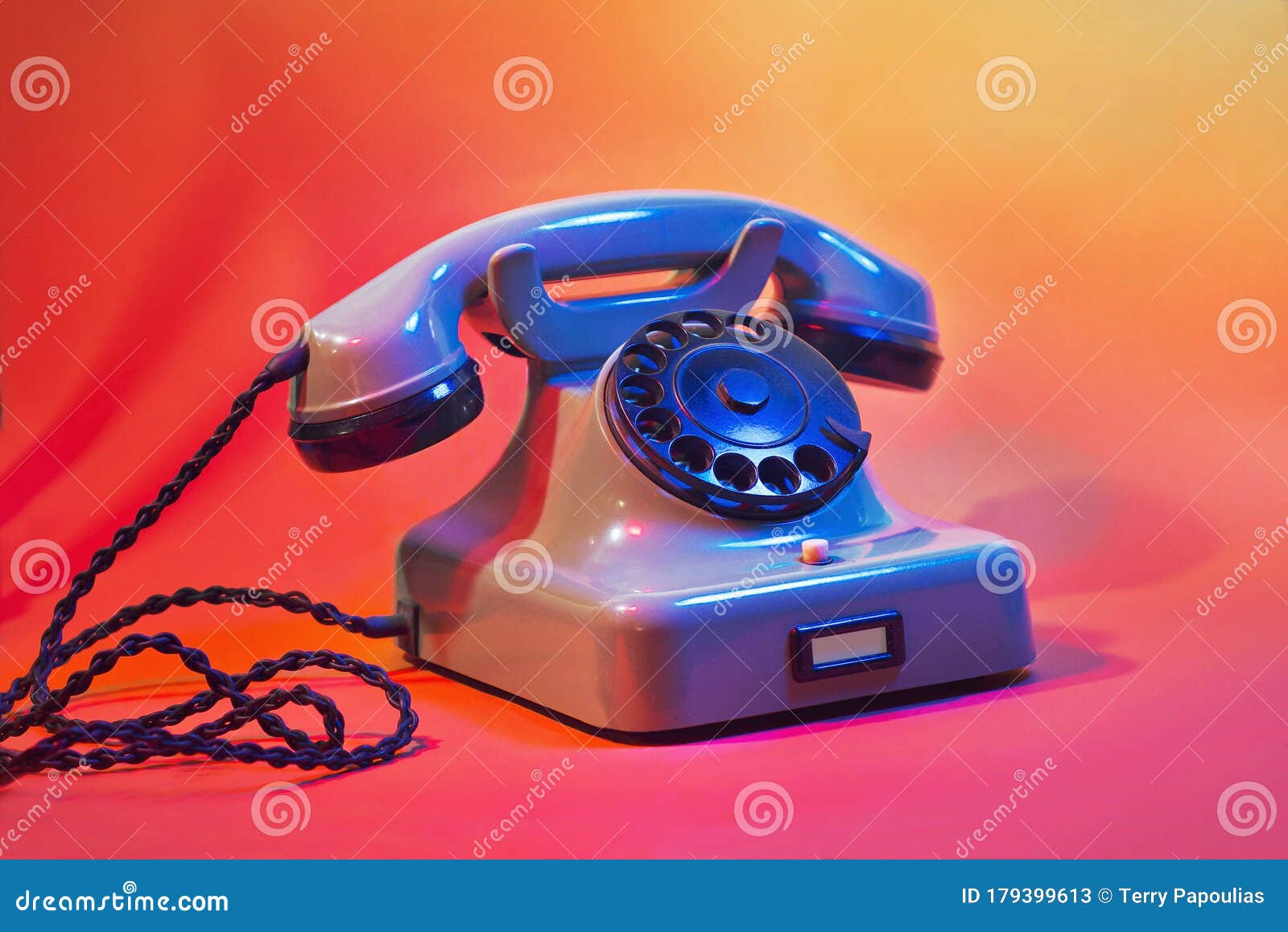 https://thumbs.dreamstime.com/z/un-tel%C3%A9fono-fijo-vintage-con-fondo-colorido-s%C3%ADmbolo-de-comunicaci%C3%B3n-tradicional-telefon%C3%ADa-o-contacto-179399613.jpg