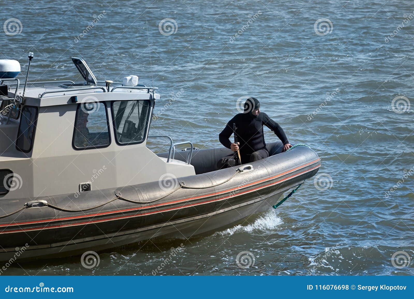 Un terroriste ou un saboteur dans un costume foncé sur un petit bateau. La Russie, Rostov-On-Don - 5 mai 2018 : Opération de démonstration pour neutraliser des terroristes ou des saboteurs sur le transport de l'eau pour la célébration du 100th anniversaire du régiment de Rostov des forces armées
