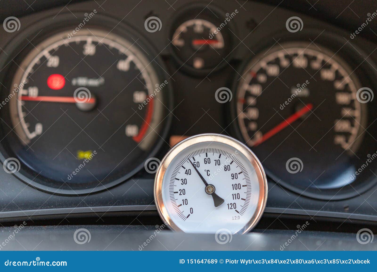 Un Thermomètre Indépendant Montrant La Température Dans La Voiture Haute  Température Au Milieu De La Voiture Image stock - Image du mondial,  chauffer: 151647689