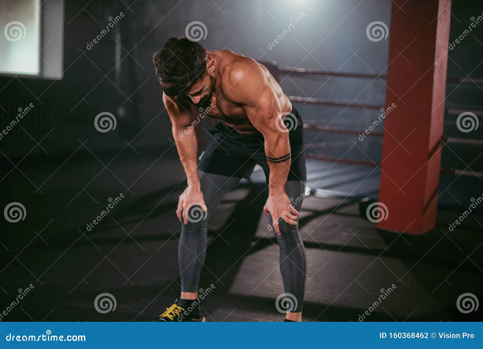 Un Tipo CarismÃ¡tico Con Ropa Deportiva DoblÃ¡ndose Con Las Manos De  Rodillas En El Gimnasio. El Hombre De Fitness Que Se Ve Cansa Foto de  archivo - Imagen de muscular, equipo: 160368462