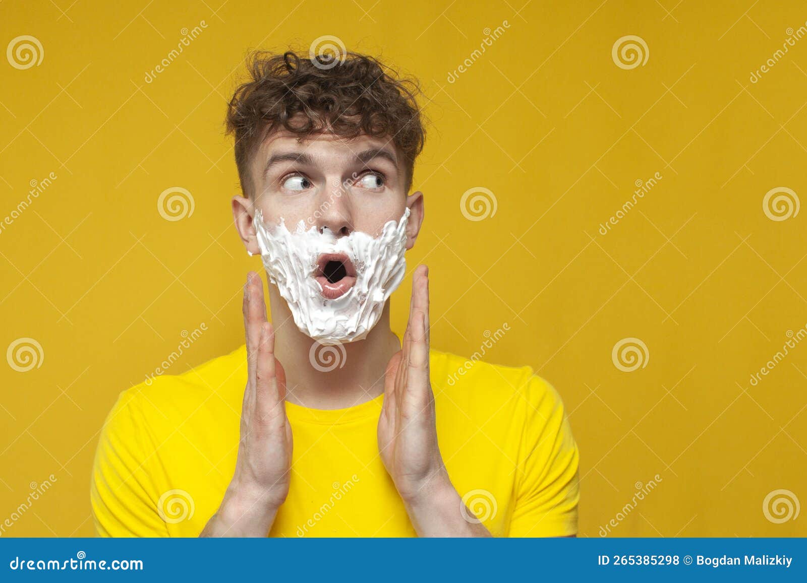 Hombre Con Espuma De Afeitar En La Cara Foto de archivo - Imagen de  hermoso, persona: 201510680