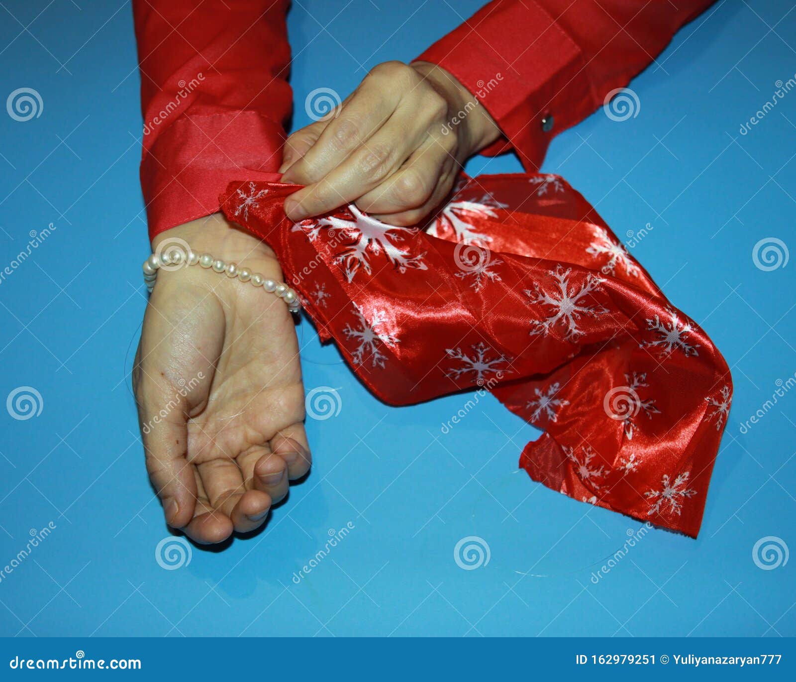 Un Tour De Magie Avec Une écharpe Rouge Dans Les Mains D'un Bracelet De  Perle Magicien Image stock - Image du clous, idée: 162979251
