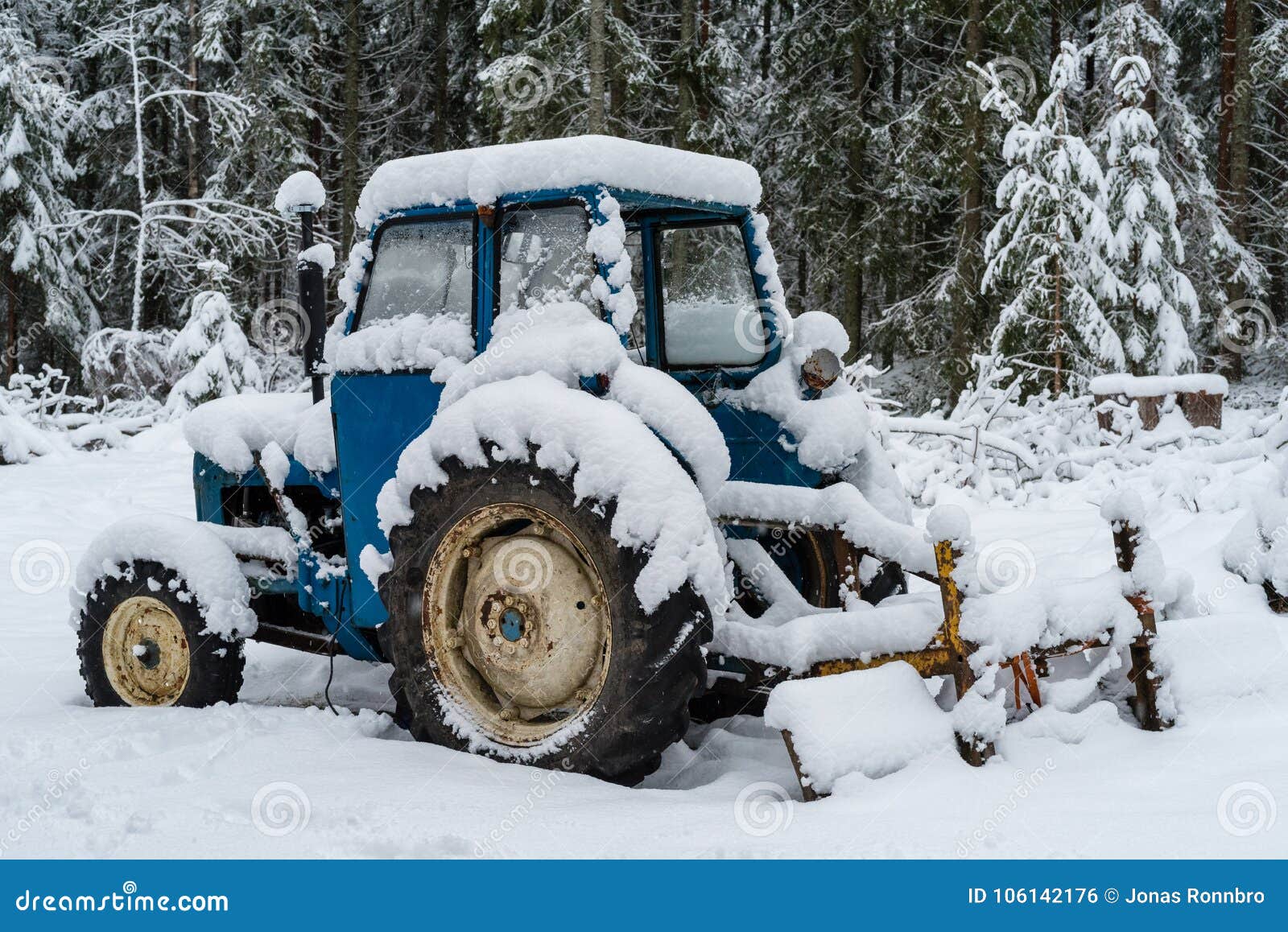 Un Tracteur Bleu Couvert Dans La Neige Photo stock - Image du suède,  décembre: 106142176