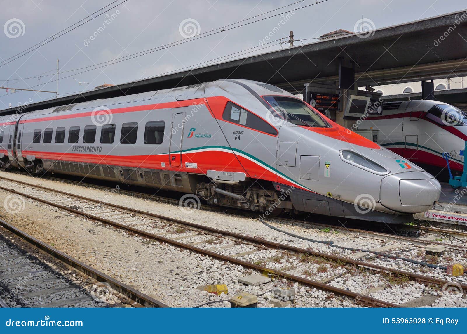 Un train à grande vitesse italien à la station de Venise. VENISE, ITALIE -29 en avril 2015 - les trains à grande vitesse de Trenitalia (Italo, Frecciargento, Frecciarossa et Frecciabianca) et les trains régionaux s'arrêtent à la gare ferroviaire de Venise St Lucia (Di Venezia Santa Lucia de Stazione)