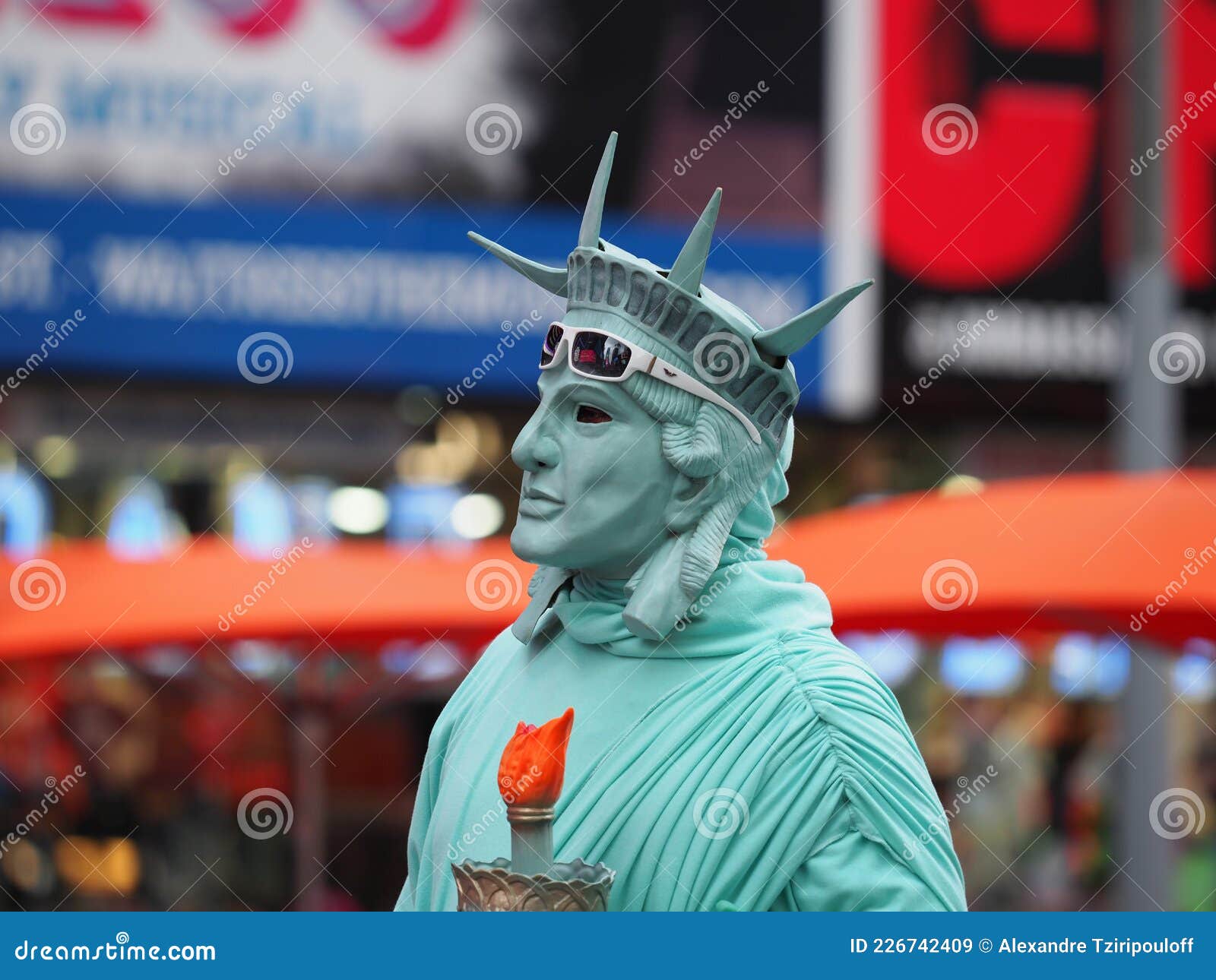 Un Uomo Che Si Pone Come Statua Della Libertà Nei Pressi Di Times Square.  Immagine Stock Editoriale - Immagine di città, intrattenimento: 226742409