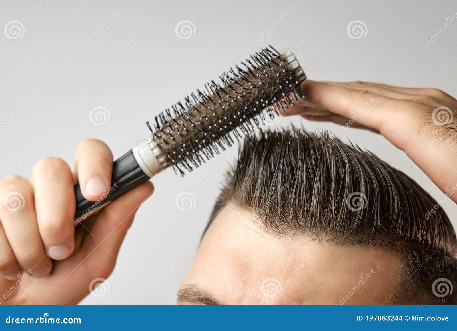 Uomo che indossa la rete per capelli tenendo spazzola con la polvere per il  viso a. casa Foto stock - Alamy