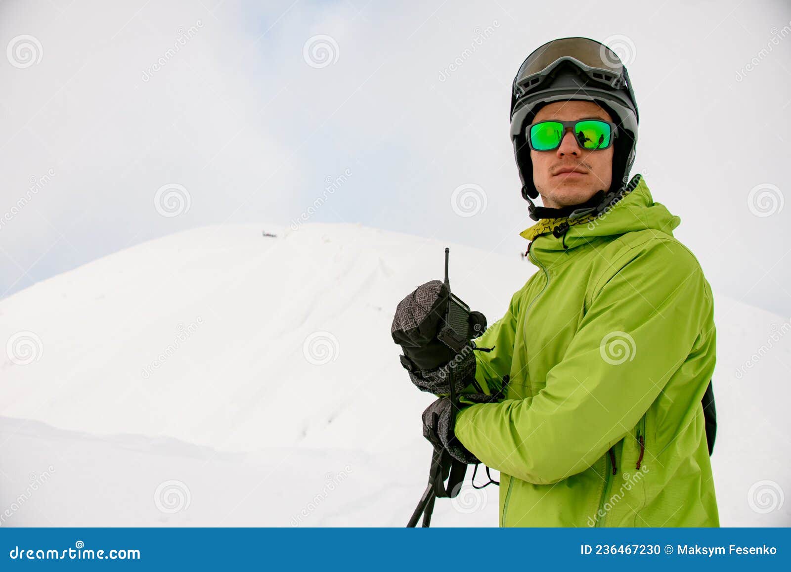 Un Uomo Con Occhiali Da Sole E Casco Da Sci Tiene in Mano Walkietalkie  Sullo Sfondo Della Neve Bianca Fotografia Stock - Immagine di svago, uomo:  236467230