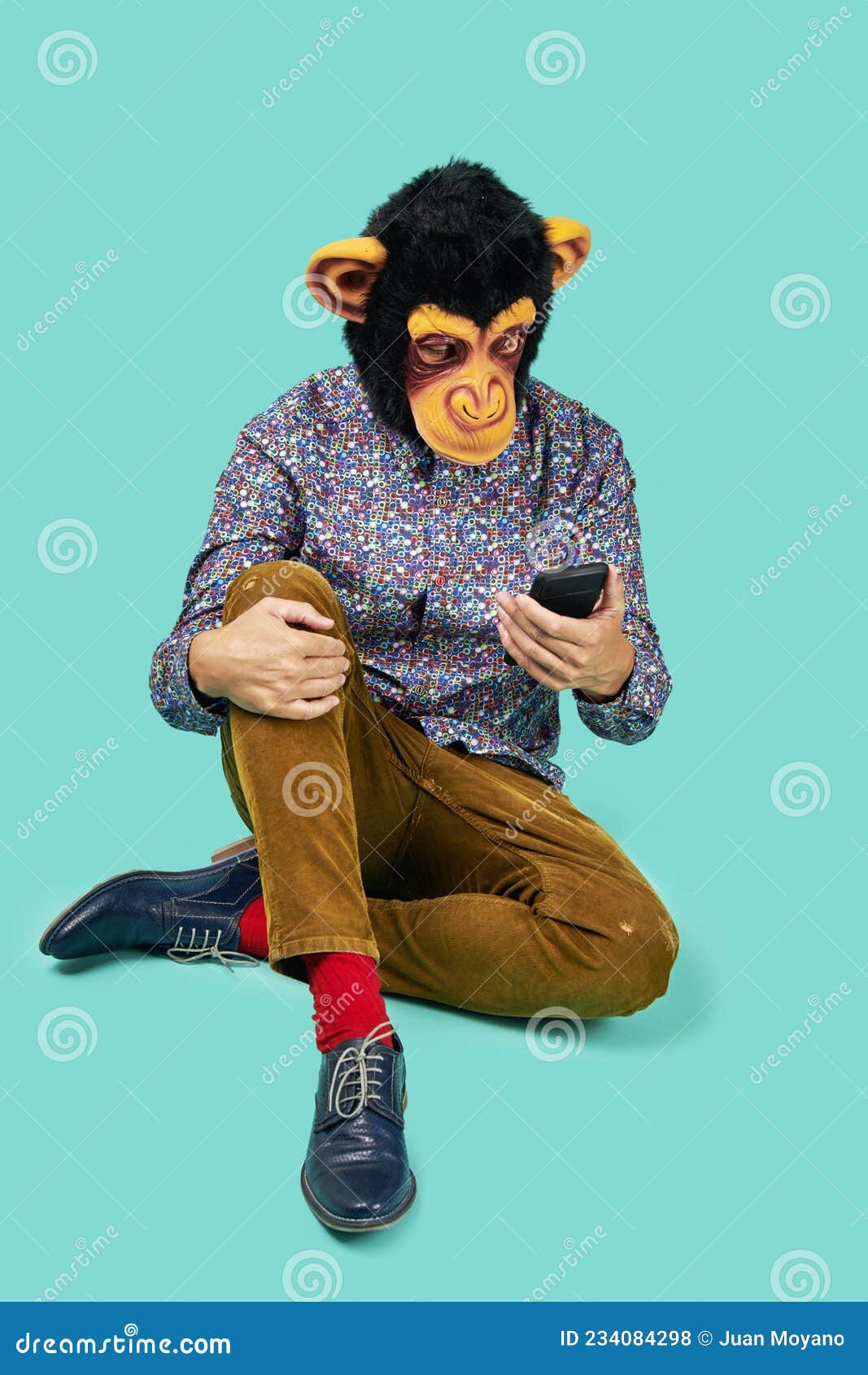 Un Uomo Con Una Maschera Di Scimmia Usa Il Suo Smartphone Fotografia Stock  - Immagine di conversazione, divertente: 234084298