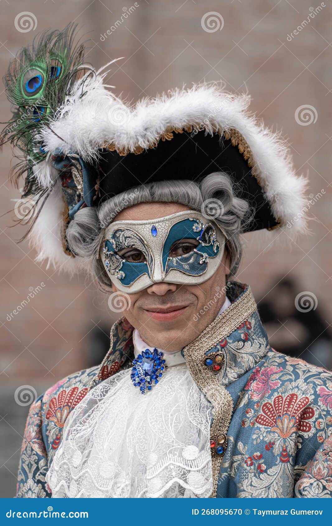 Un Uomo Di Mezz'età Con Un Costume D'annata Rosso Con Un Collare Di Pizzi  Con Un Cappellino a Tricorno Di Maschera Carnevale Con P Immagine  Editoriale - Immagine di festival, arroganza: 268095670