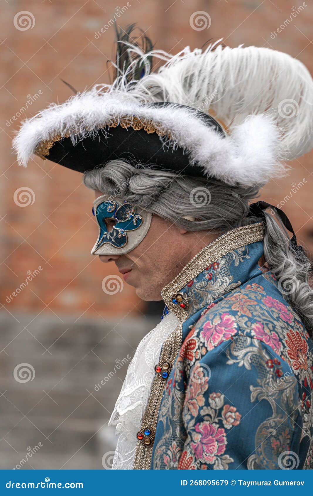 Un Uomo Di Mezz'età in Costume D'epoca Con Collare Di Pizzi Con Cappello a  Tricorno Di Maschera Carnevale Con Piume a Forma Di Ven Immagine Stock  Editoriale - Immagine di famoso, bello