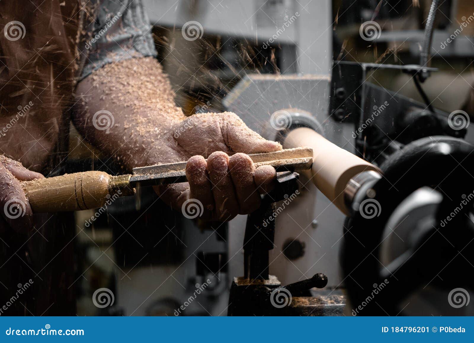Un Uomo in Grembiule Da Lavoro Lavora Su Un Tornio Di Legno. Immagine Stock  - Immagine di umano, scalpello: 184796201