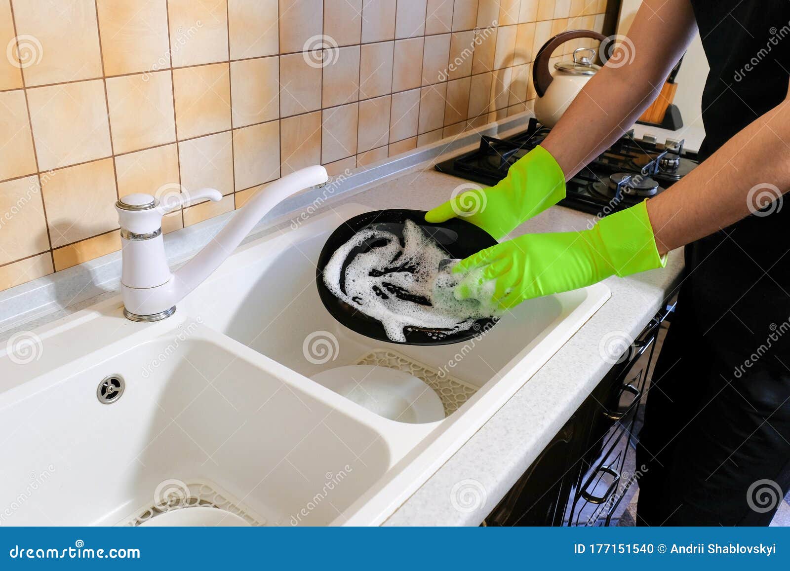 Un Uomo Lava I Piatti Sporchi Con Una Spugna E Guanti Di Gomma. Lavare I  Piatti in Cucina Fotografia Stock - Immagine di concetto, mano: 177151540