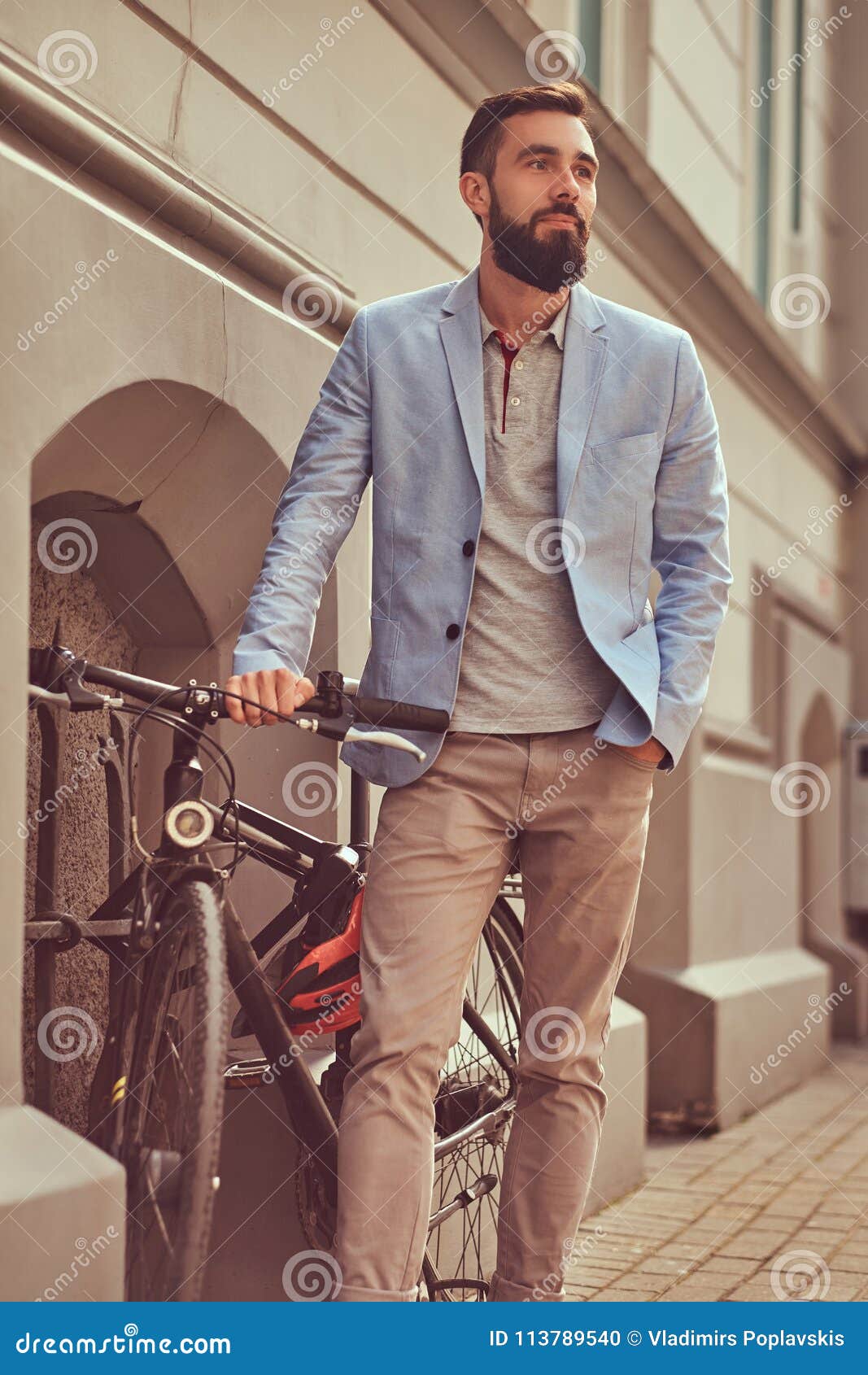 Un Varón Barbudo De Moda Que Lleva La Ropa Elegante, Soportes Con Una Bicicleta En Una Calle Antigua En Europa Foto de archivo Imagen de vacaciones, bigote: 113789540