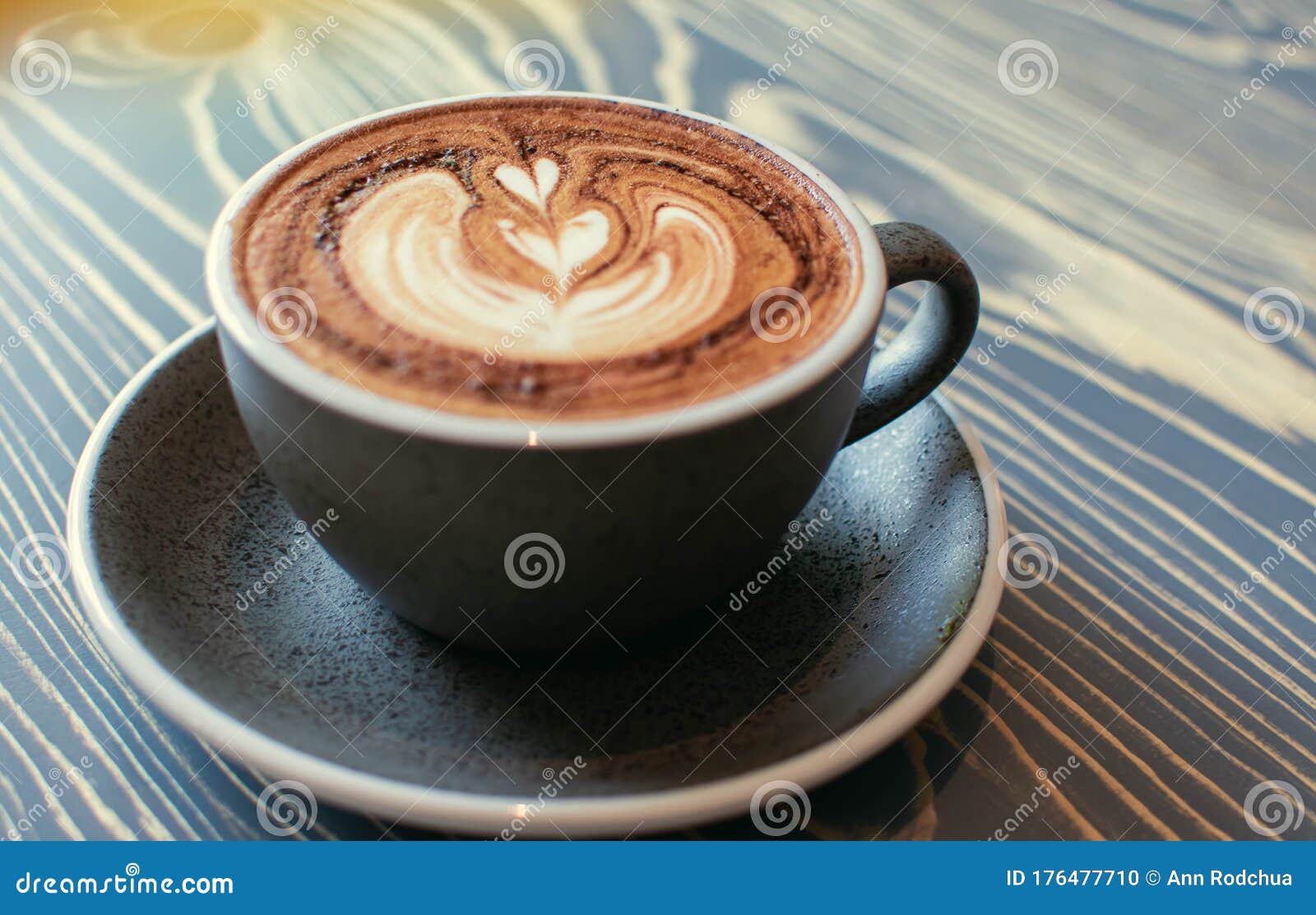 Un Vaso De Café Con Espuma De Leche Foto de archivo - Imagen de escritorio,  bandera: 176477710