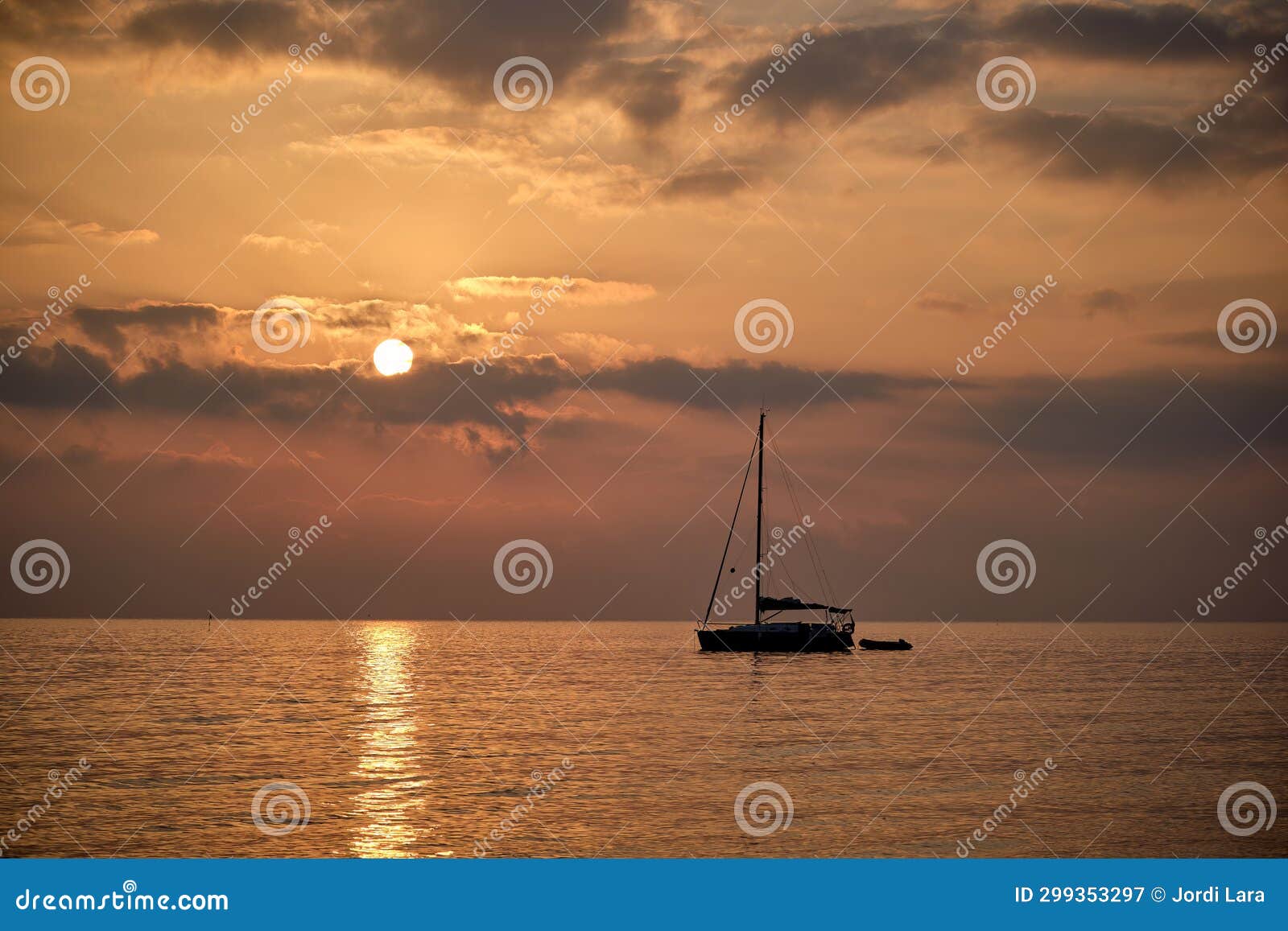 un velero descansa durante la salida del sol en la costa de peÃÂ±ÃÂ­scola
