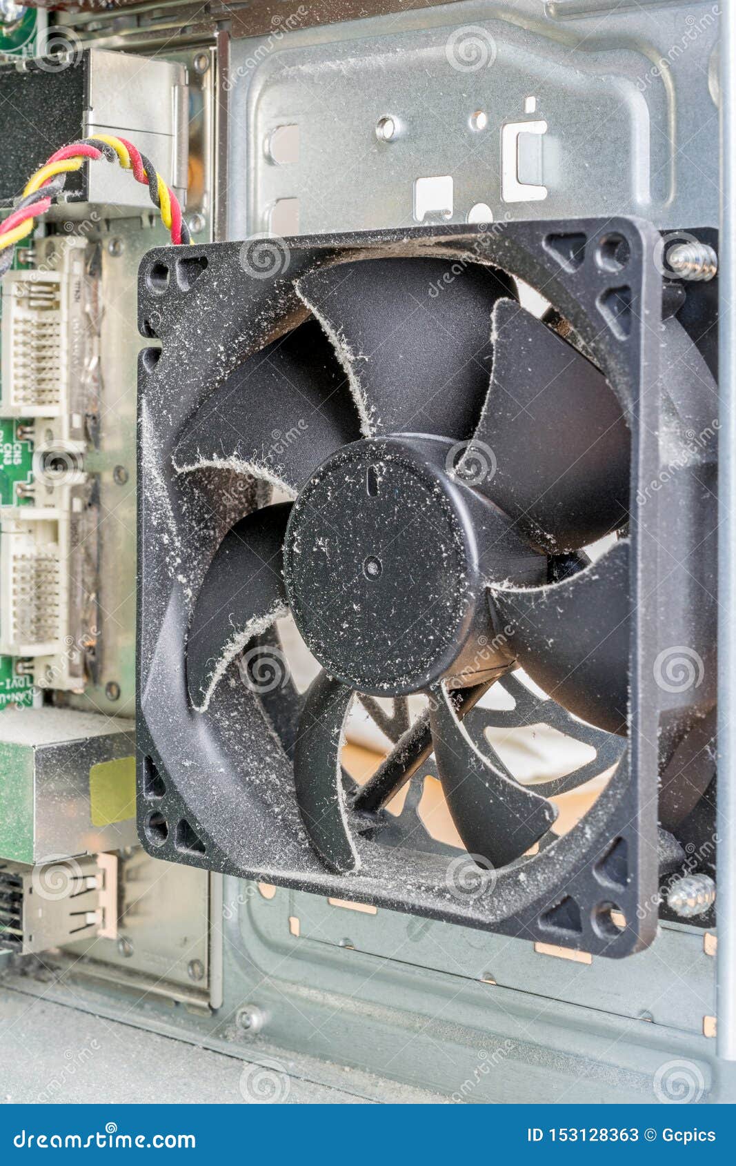 Un Ventilador Del Ordenador Polvoriento De La PC Imagen de archivo - Imagen  de limpio, sucio: 153128363