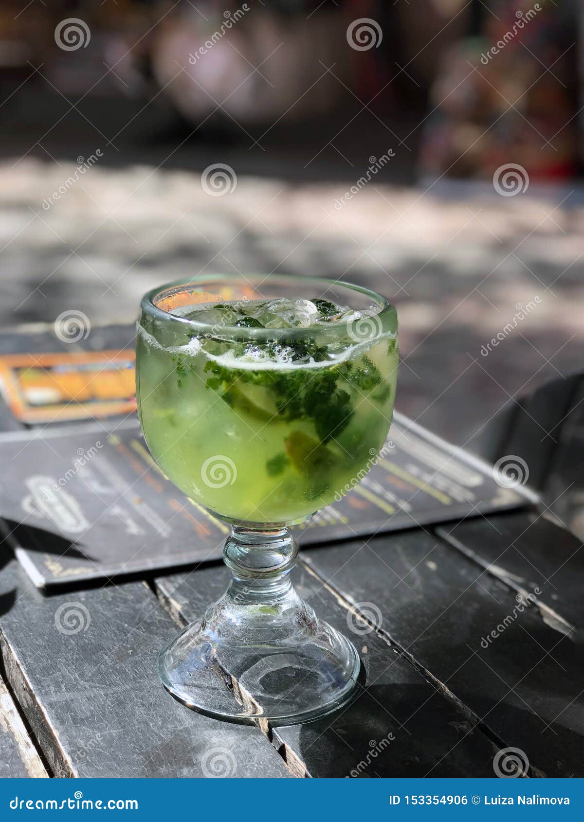 Un verre de mojito sur une table dans une barre mexicaine Mojito dans le verre original est à côté du menu