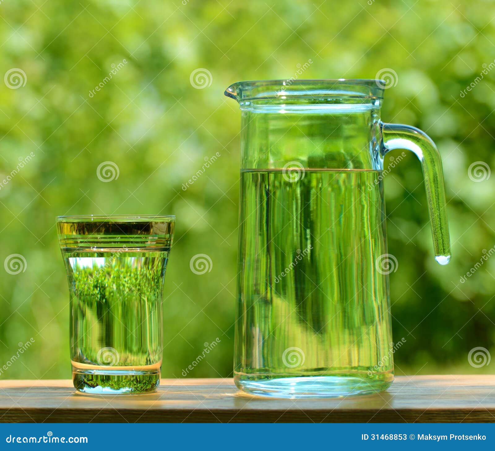 Un Vetro E Una Caraffa Del ? in Pieno Di Acqua Sui Precedenti Di Fogliame  Immagine Stock - Immagine di esterno, salute: 31468853