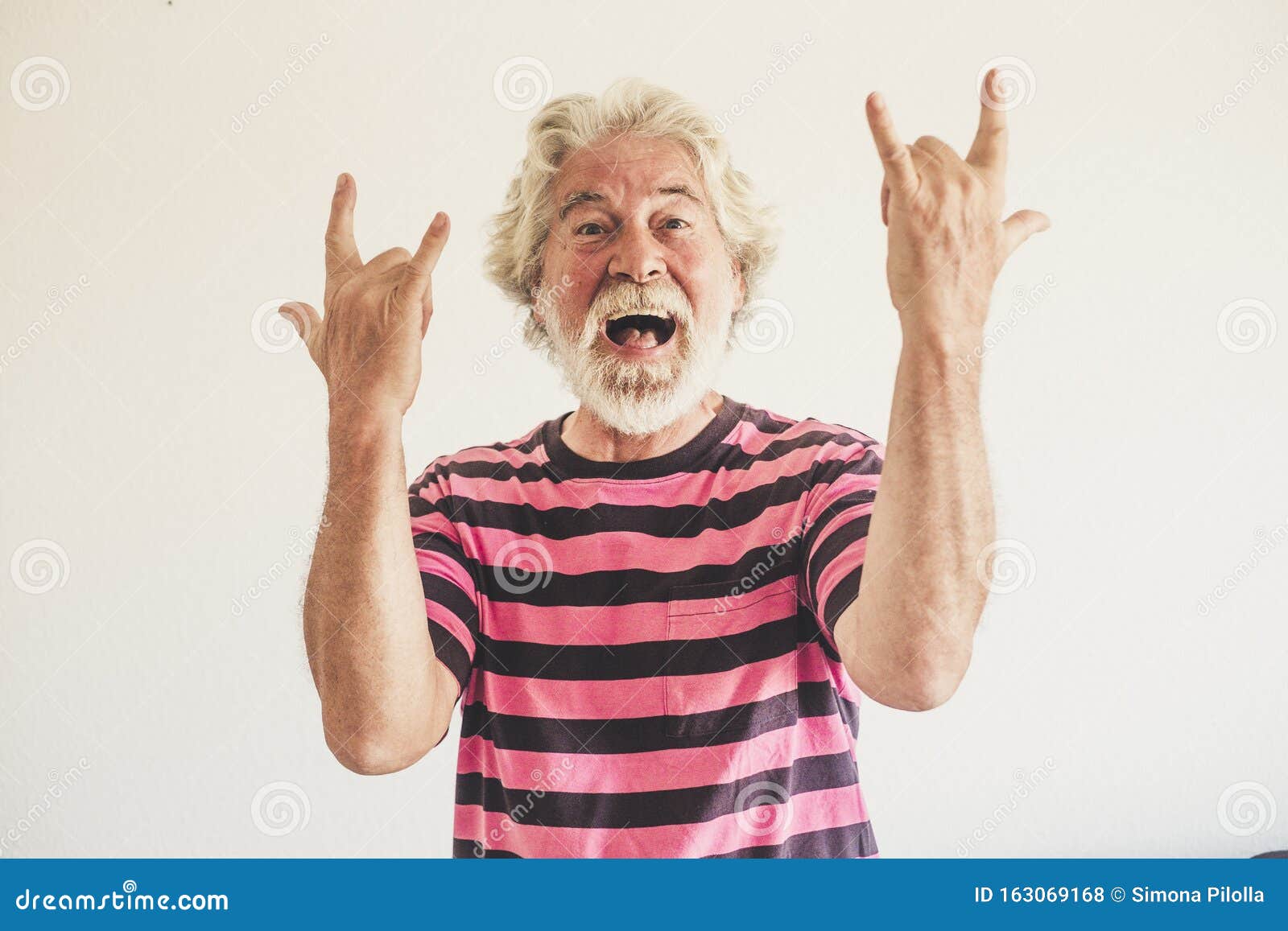 Un Vieil Homme Age Joyeux Et Fou Avec Un Signe De La Main Rock N Roll Un Autre Personnage D Apparence Mature De Caucasien S Amu Photo Stock Image Du Avec Signe