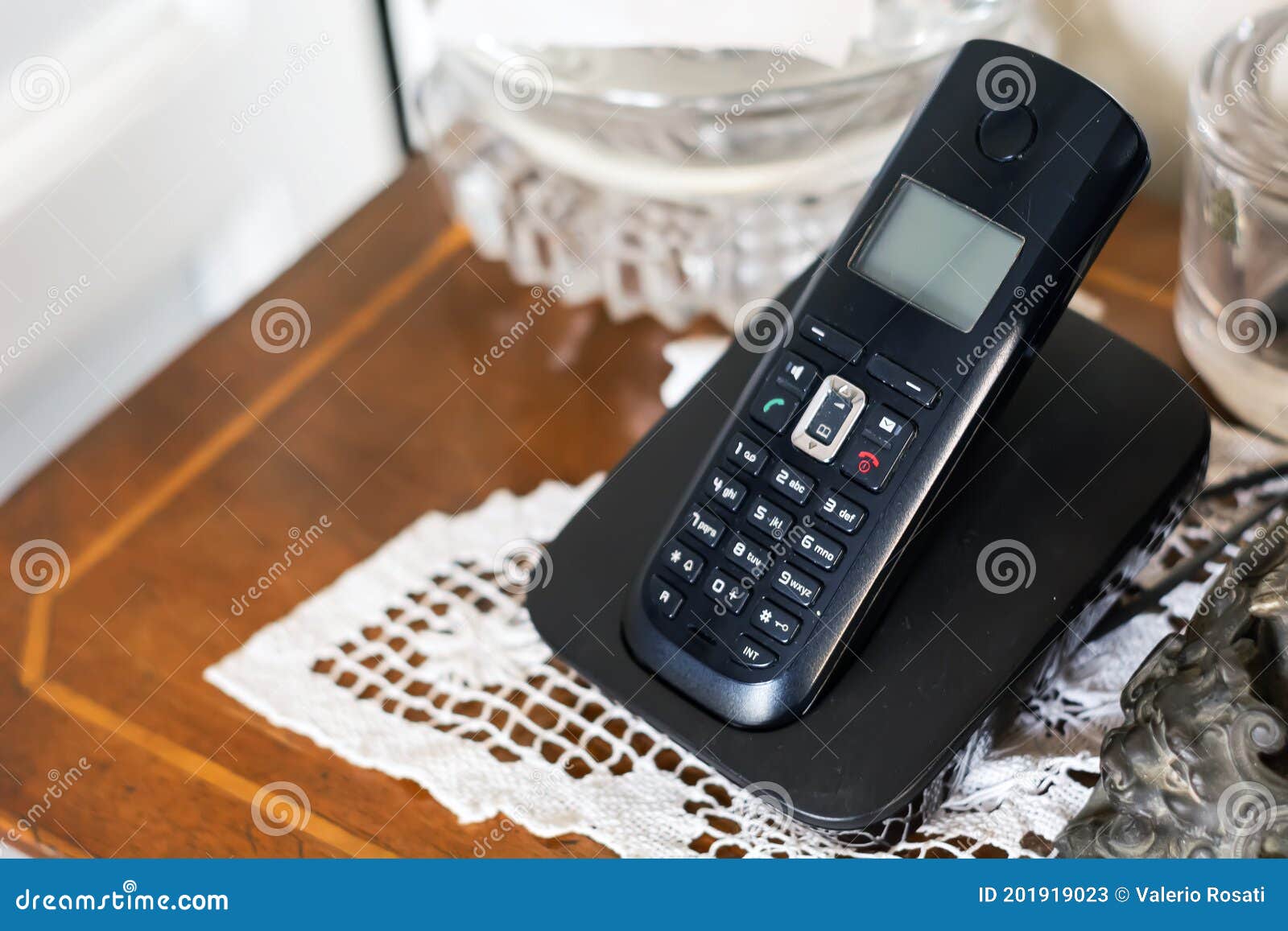 Un Viejo Teléfono Inalámbrico En Su Base De Carga Imagen de archivo -  Imagen de viejo, radio: 201919023