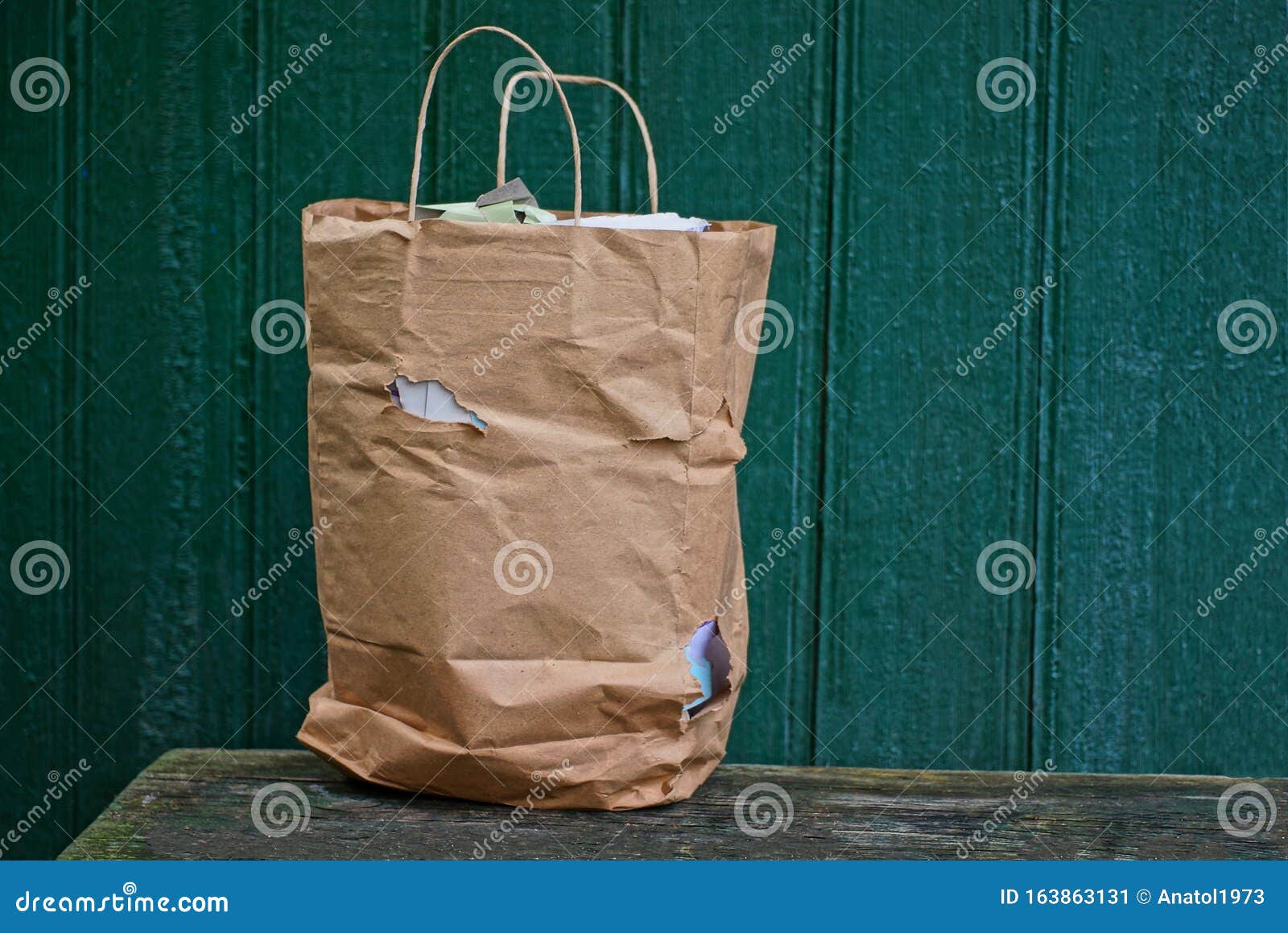 Un Vieux Sac De Papier Brun Avec Un Trou Se Tient Sur Une Table