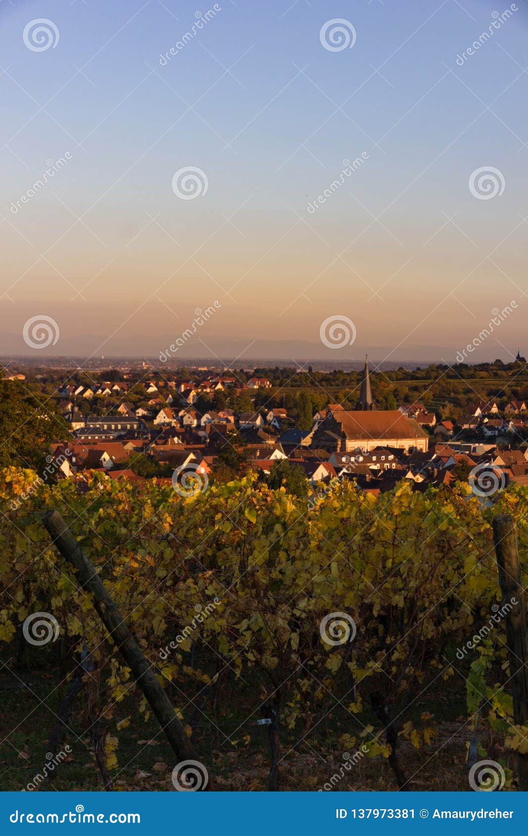 Un Village Français Dans Le Coucher Du Soleil De Attente D