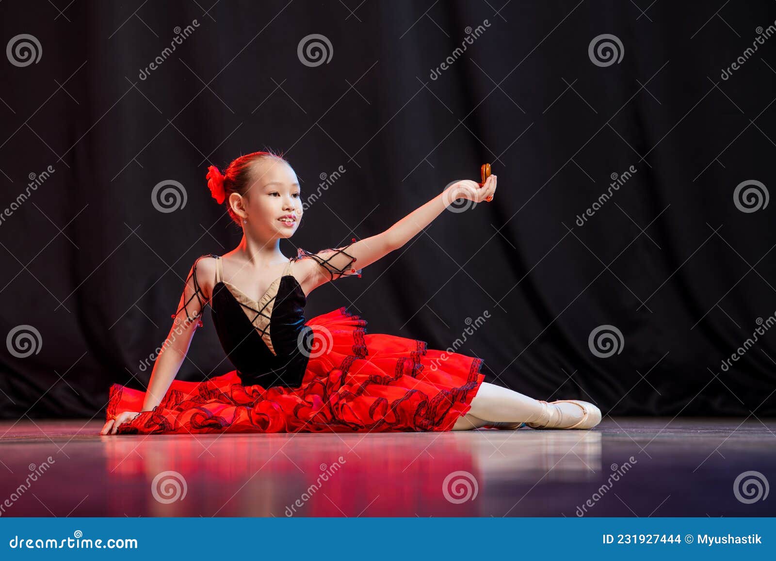 Una Bambina Ballerina Sul Palco Di Un Tutu Sulle Scarpe Pointe Con I  Castanedas La Classica Variante Di Kitri Fotografia Stock - Immagine di  sano, cinese: 231927444