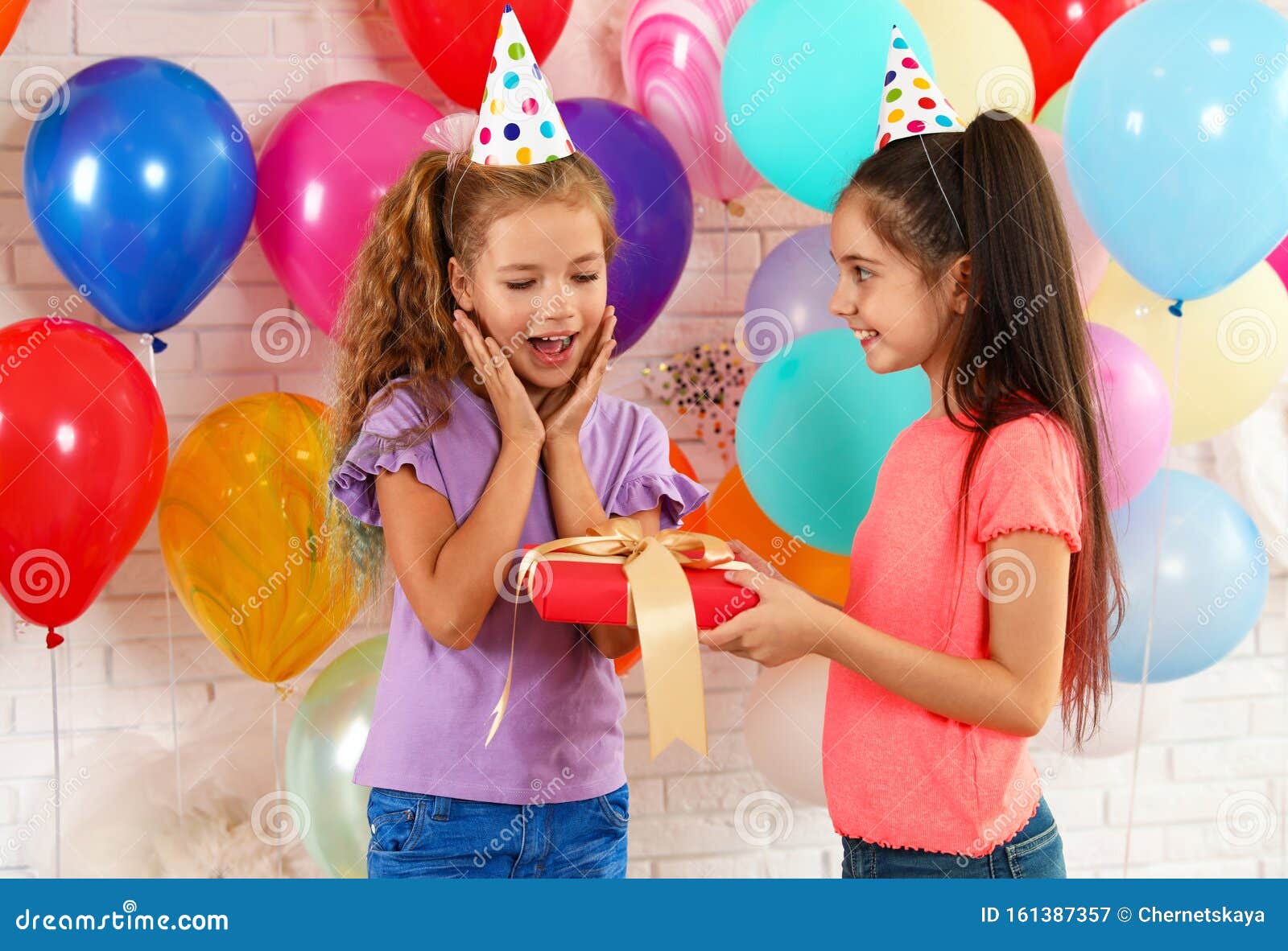 Una Bambina Che Fa Un Regalo Di Compleanno Alla Sua Amica Alla Festa Immagine Stock Immagine Di Regalo Ragazza