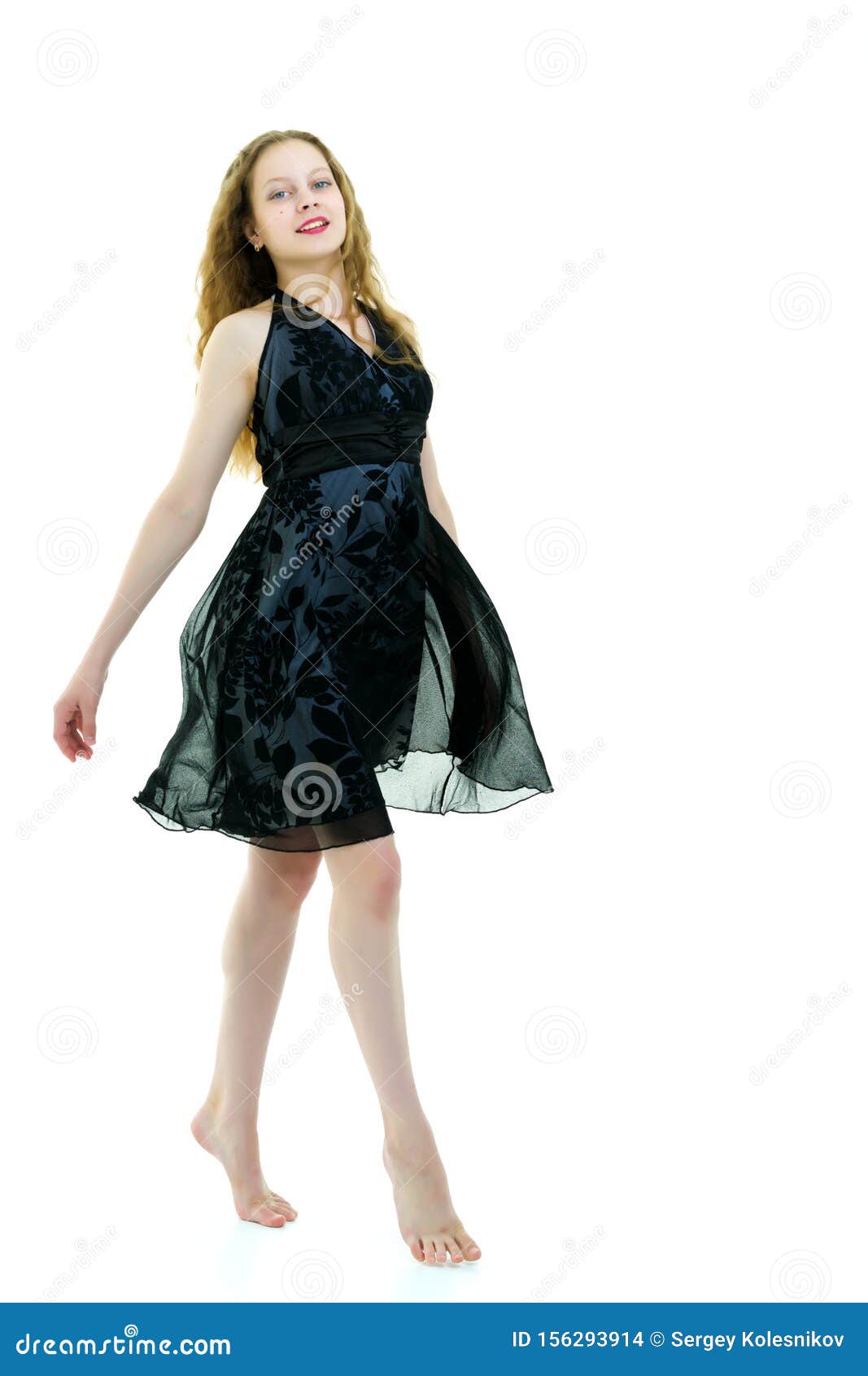Una Bambina Col Vestito Che Si Sviluppa Nel Vento Fotografia Stock -  Immagine di sfondo, bellezza: 156293914