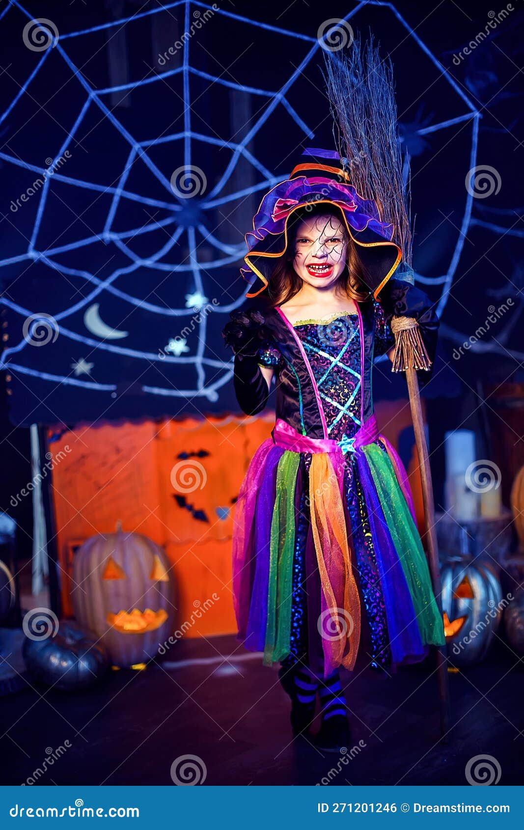 Una Bambina in Costume Da Strega Che Spaventa Con La Scopa. Festa Di  Halloween Fotografia Stock - Immagine di divertimento, partito: 271201246