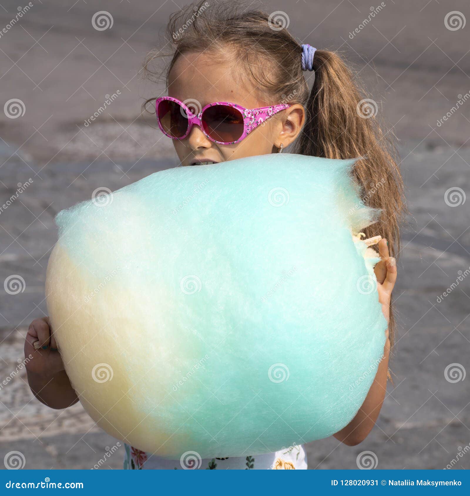 Una Bambina Mangia Sulla Via Di Uno Zucchero Filato Colorato Multi