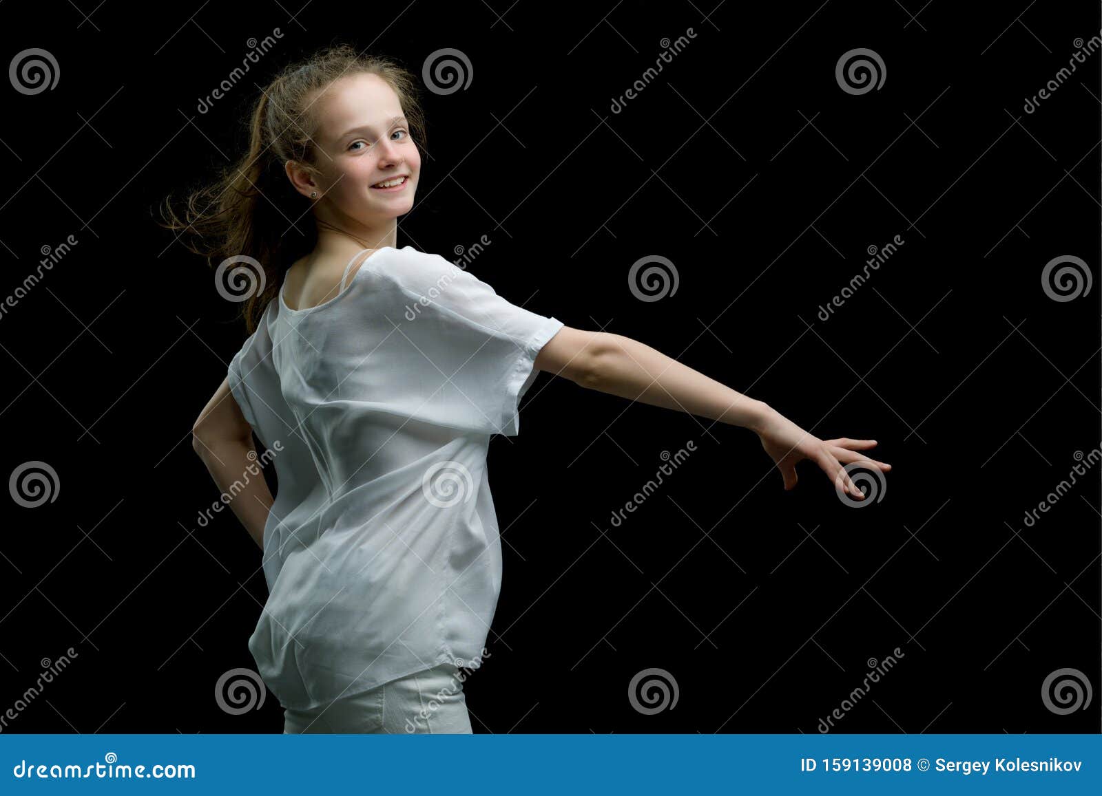 Una Bella Bambina Sta in Piedi Nel Vento, Con Capelli E Vestiti Fotografia  Stock - Immagine di bello, felice: 159139008