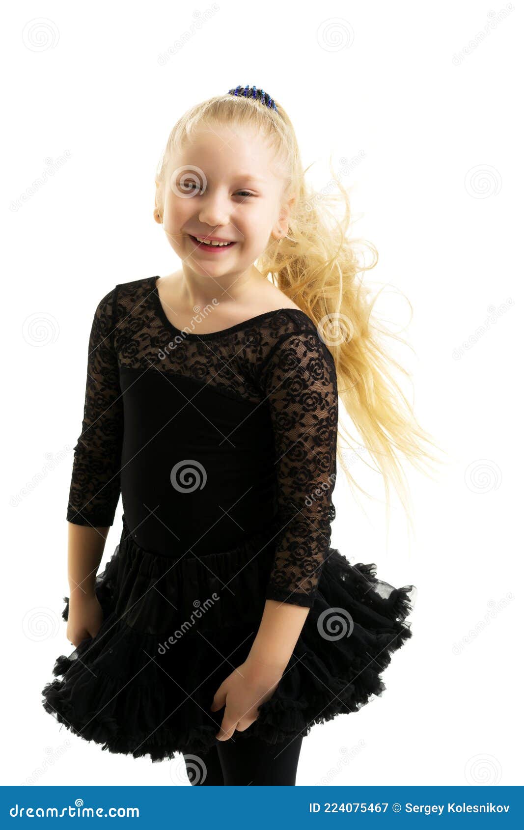 Una Bella Bambina Sta in Piedi Nel Vento Con Capelli E Vestiti. Immagine  Stock - Immagine di allegro, sfondo: 224075467