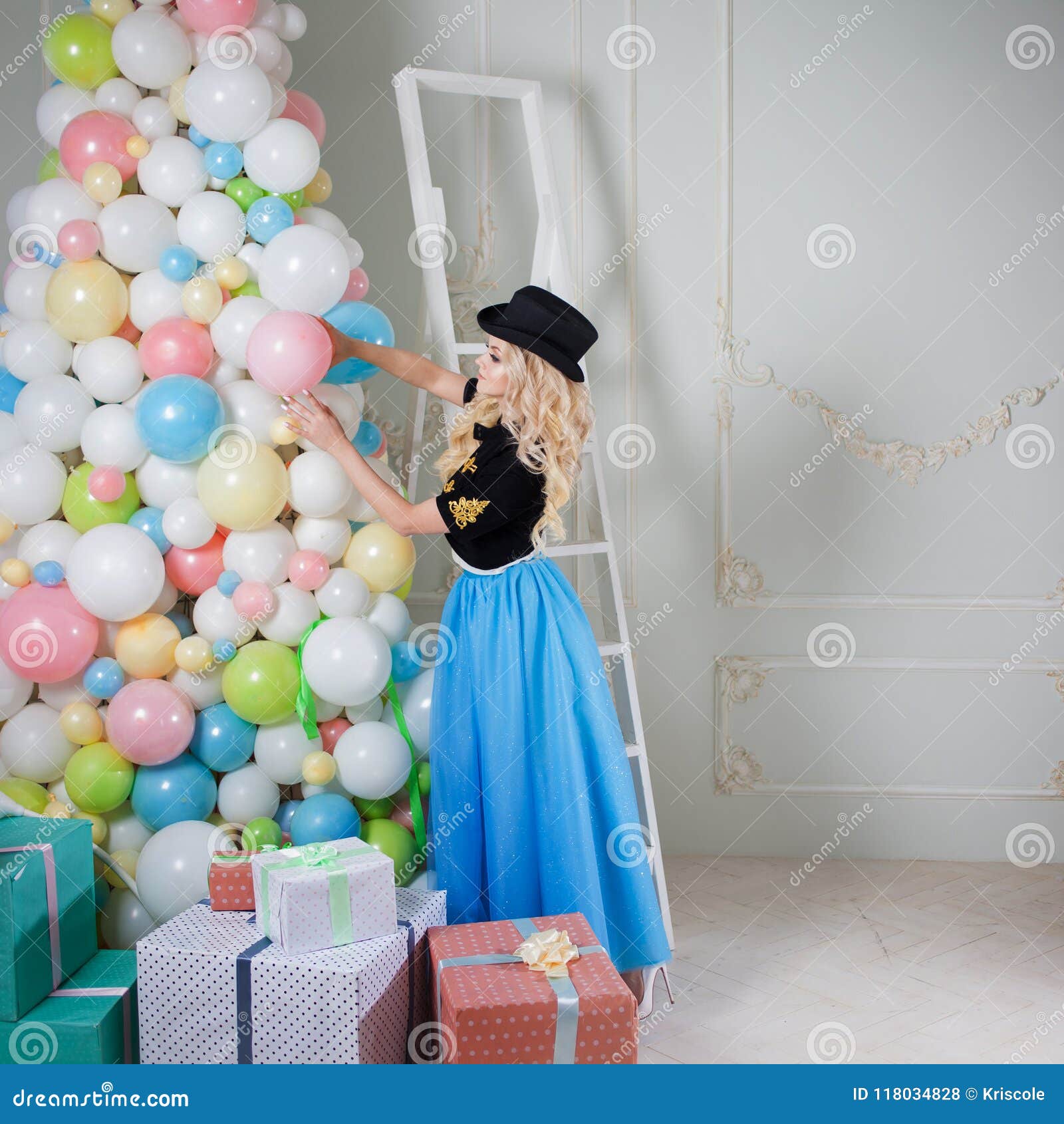 Una Bella Bionda in Un Costume Di Carnevale Decora L'albero Dei Palloni  Giovane Donna Affascinante in Una Gonna Blu Curvy Fotografia Stock -  Immagine di modo, regali: 118034828
