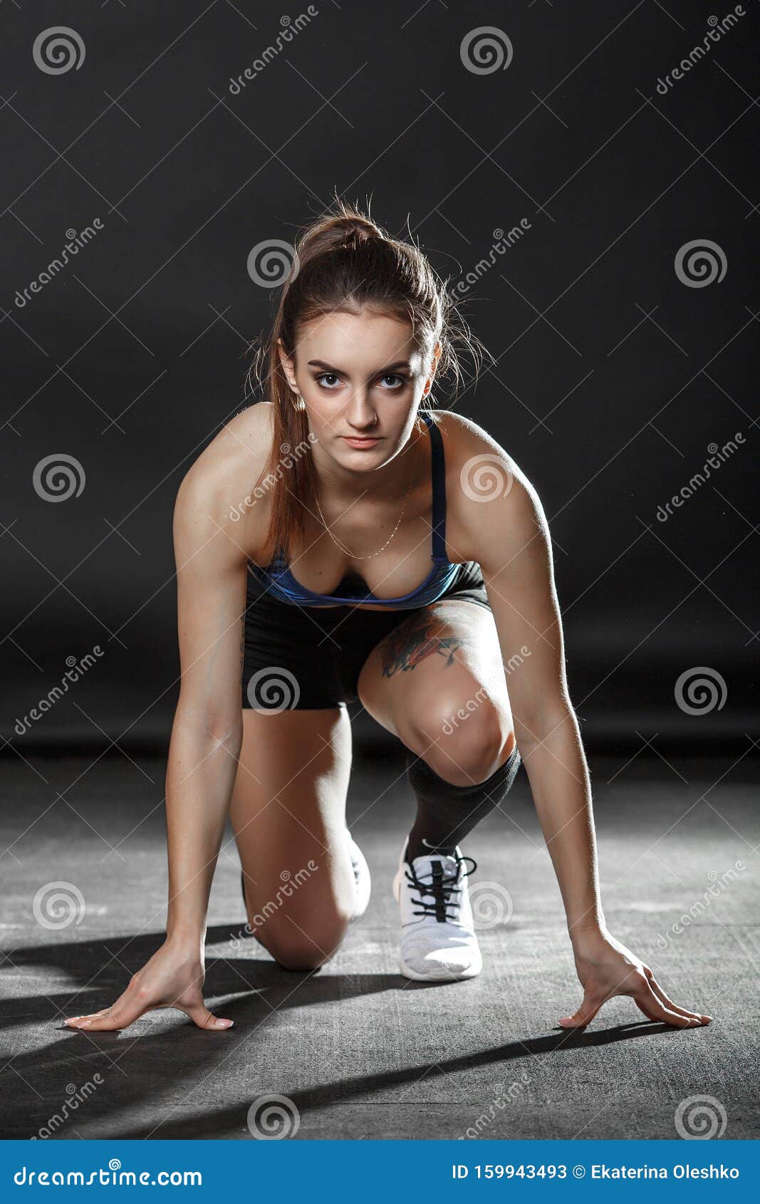 Deporte Y Fitness. Mujer Caucásica Joven Vestida Con Ropa