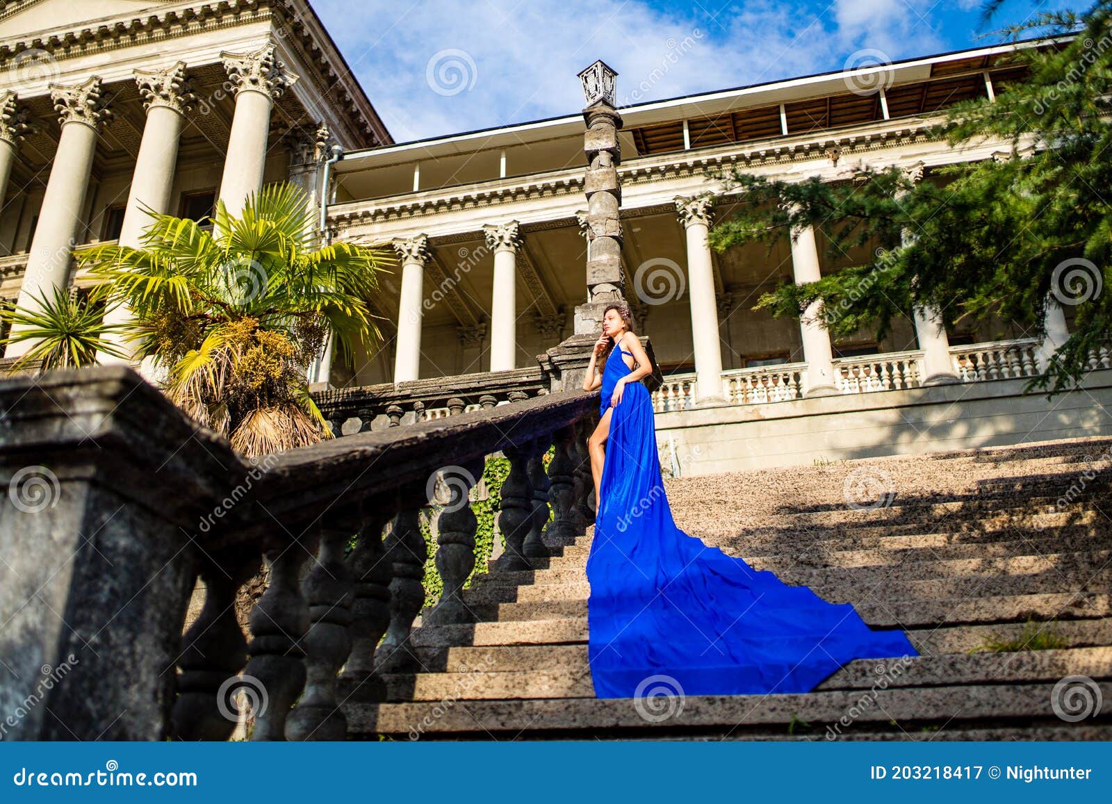 Una Bella Muchacha Con Largo Vestido Azul Pantone Con La Espalda Abierta Desnuda Con Perlas En Los Escalones Del Castillo Imagen de archivo - Imagen de alineada, atractivo: 203218417 Una Bella Muchacha Con Largo Vestido Azul Pantone Con La Espalda Abierta Desnuda Con Perlas En Los Escalones Del Castillo Imagen de archivo - Imagen de alineada, atractivo: 203218417
